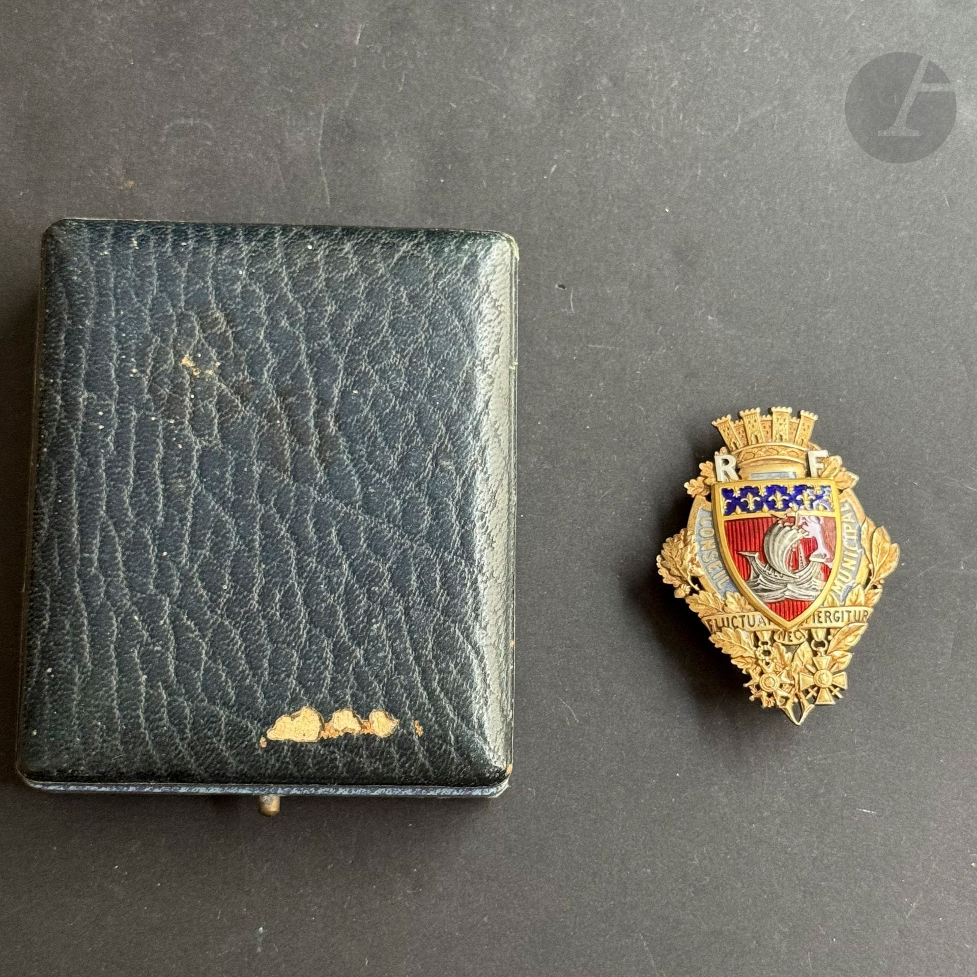 Insigne du Conseil Municipal de Paris. 
En vermeil, or, et émail. Revers avec poinçon double sanglier et aigle, et poinçon d’orfèvre de Paul Brandt. 
56 x 44 mm - Poids : 34,5 g 
Dans son écrin de la Maison Paul Brandt.
