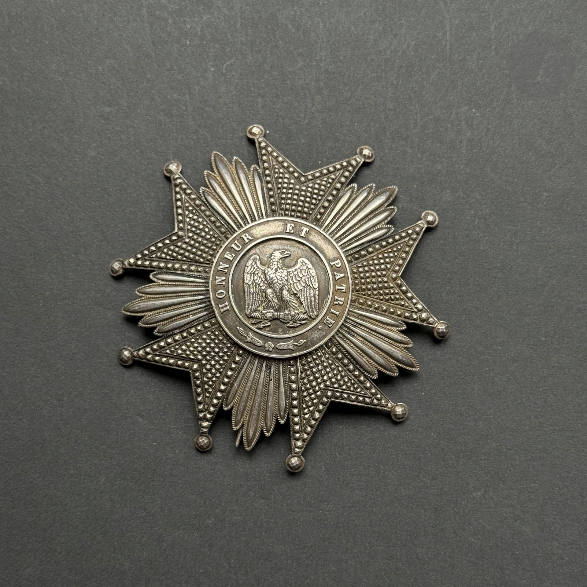 FRANCE 
ORDRE DE LA LÉGION D’HONNEUR. 
Plaque de grand-croix d’époque Second Empire. 
En argent. Poinçon tête de sanglier. 
Branches travaillées à pointes de diamant. Revers à attache basculante et deux crochets. Pastille du fabricant « OUIZILLE LEMOINE JOAILLIERS BIJOUTIERS DE LA LÉGION D’HONNEUR RUE DU BAC n°1 PARIS » 
90 mm - Poids net : 58 g
T.T.B. à SUP.