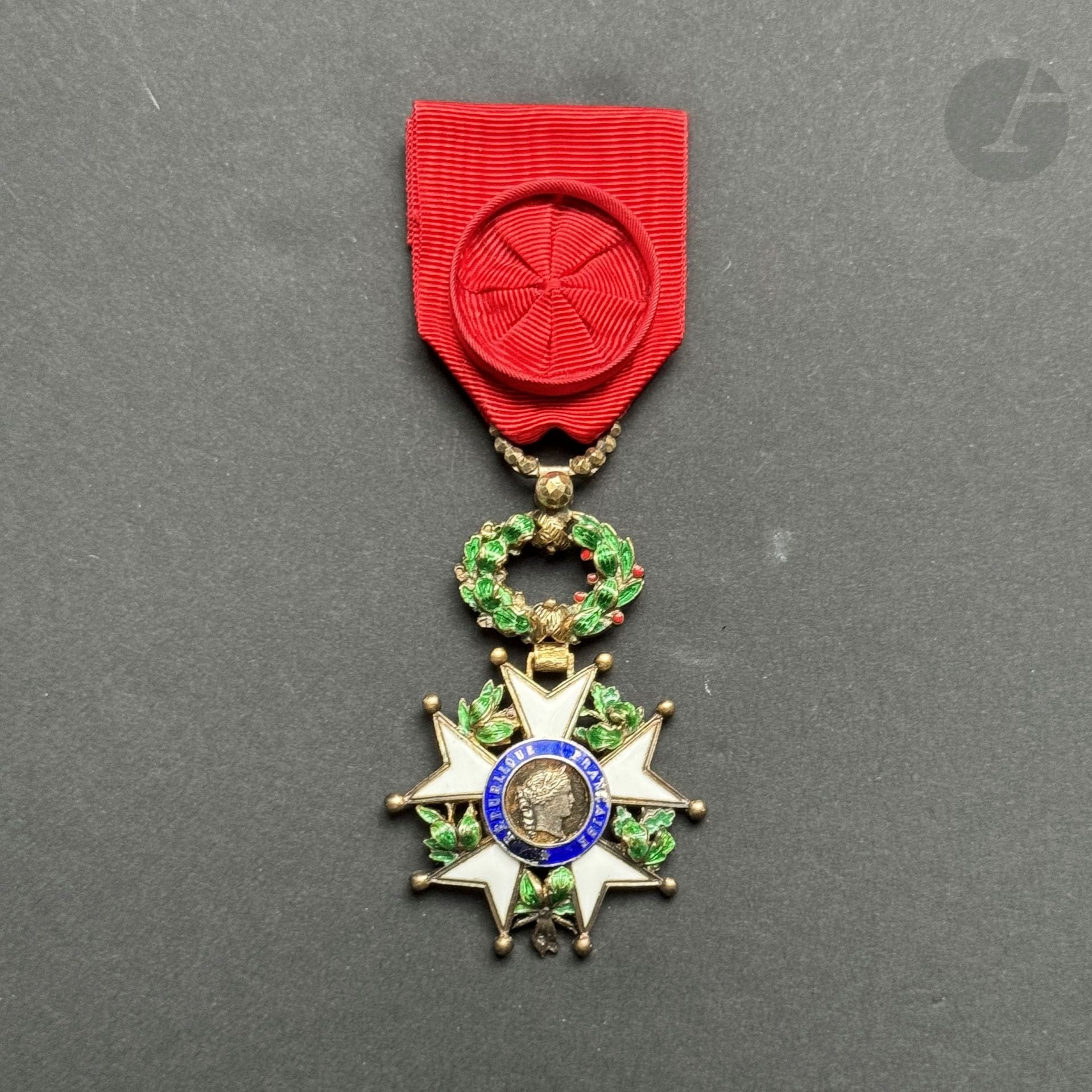 FRANCE 
ORDRE DE LA LÉGION D’HONNEUR 
Étoile d’officier d’époque Ve République, modèle de luxe. 
En vermeil et émail (petites restaurations), à feuillages en relief, centre en vermeil en deux parties, bélière diamantée. 
Poinçon tête de sanglier et d’orfèvre. Ruban à rosette. 
Poids brut : 24 g
T.T.B.