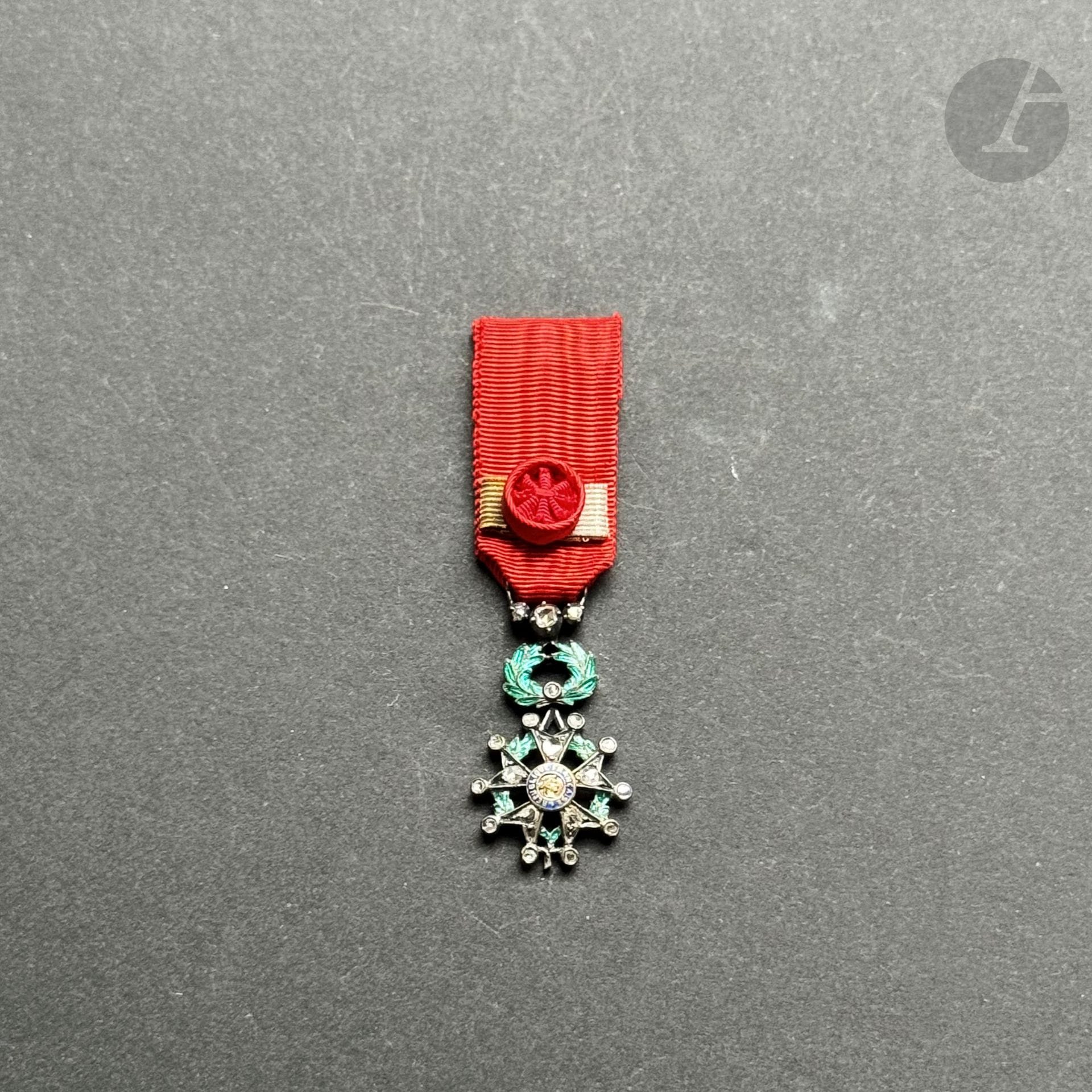 FRANCE 
ORDRE DE LA LÉGION D’HONNEUR 
Miniature de grand officier. 
En vermeil et or. Les branches et la bélière garnis de petits diamants. Poinçon mixte. Ruban de grand officier. 
Poids brut : 4,1 g
Dans son écrin recouvert de maroquin rouge. 
T.T.B. à SUP.