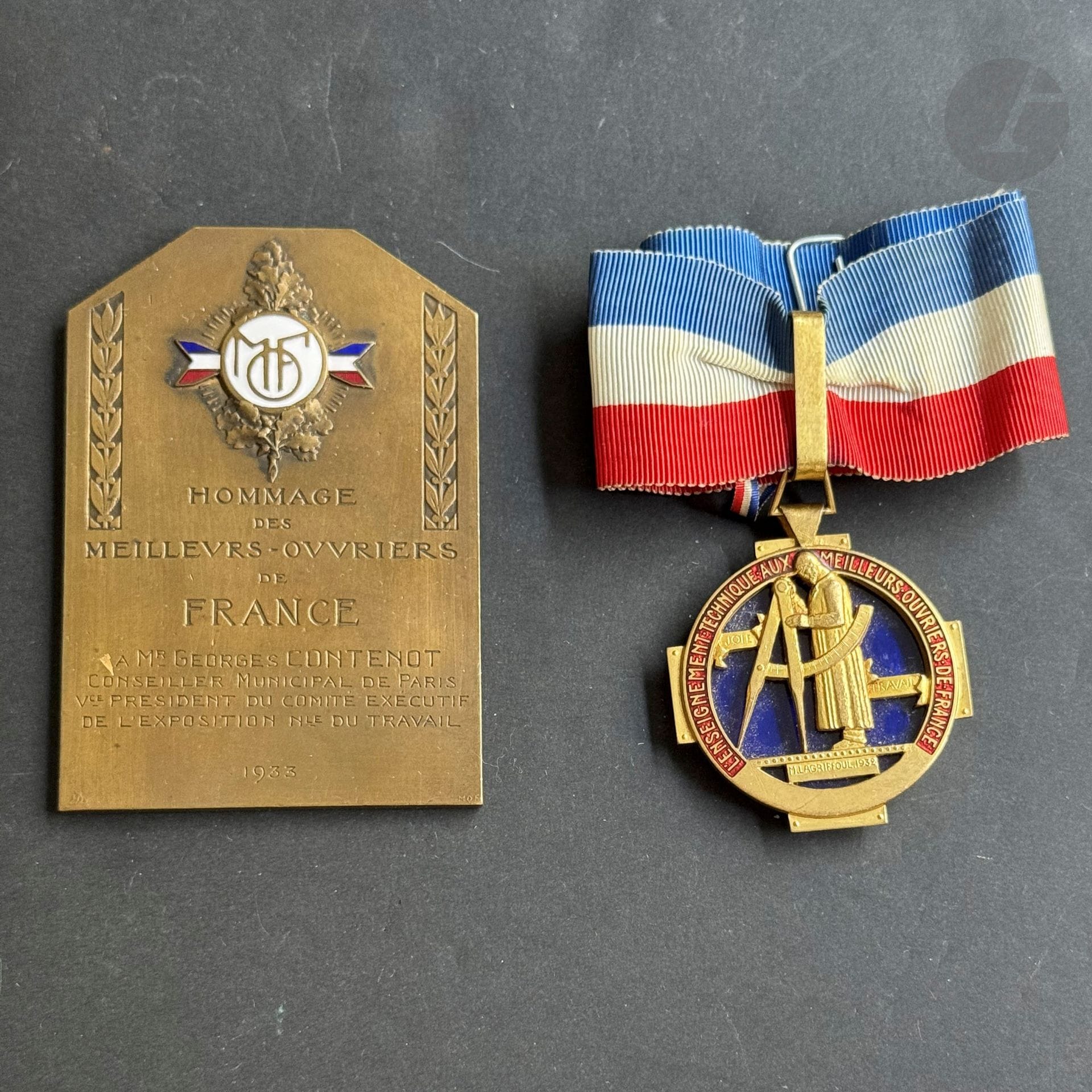 MEILLEURS OUVRIERS DE FRANCE 
Deux pièces comprenant : 
- Insigne de MOF. En laiton doré et émail. Cravate tricolore. T.T.B. 
- Petite plaque en bronze émaillée tricolore et gravée « HOMMAGE DES MEILLEURS OUVRIERS DE FRANCE A Mr Georges CONTENOT CONSEILLER MUNICIPAL DE PARIS Vce PRESIDENT DU COMITE EXECUTIF DE L’EXPOSITION Nle DU TRAVAIL. 1933 » 
9 x 6 cm

Historique : 
Georges Contenot (1868-1948), fut membre du Conseil municipal de Paris qu’il présida en 1934-1935, et responsable du logement social de la ville.