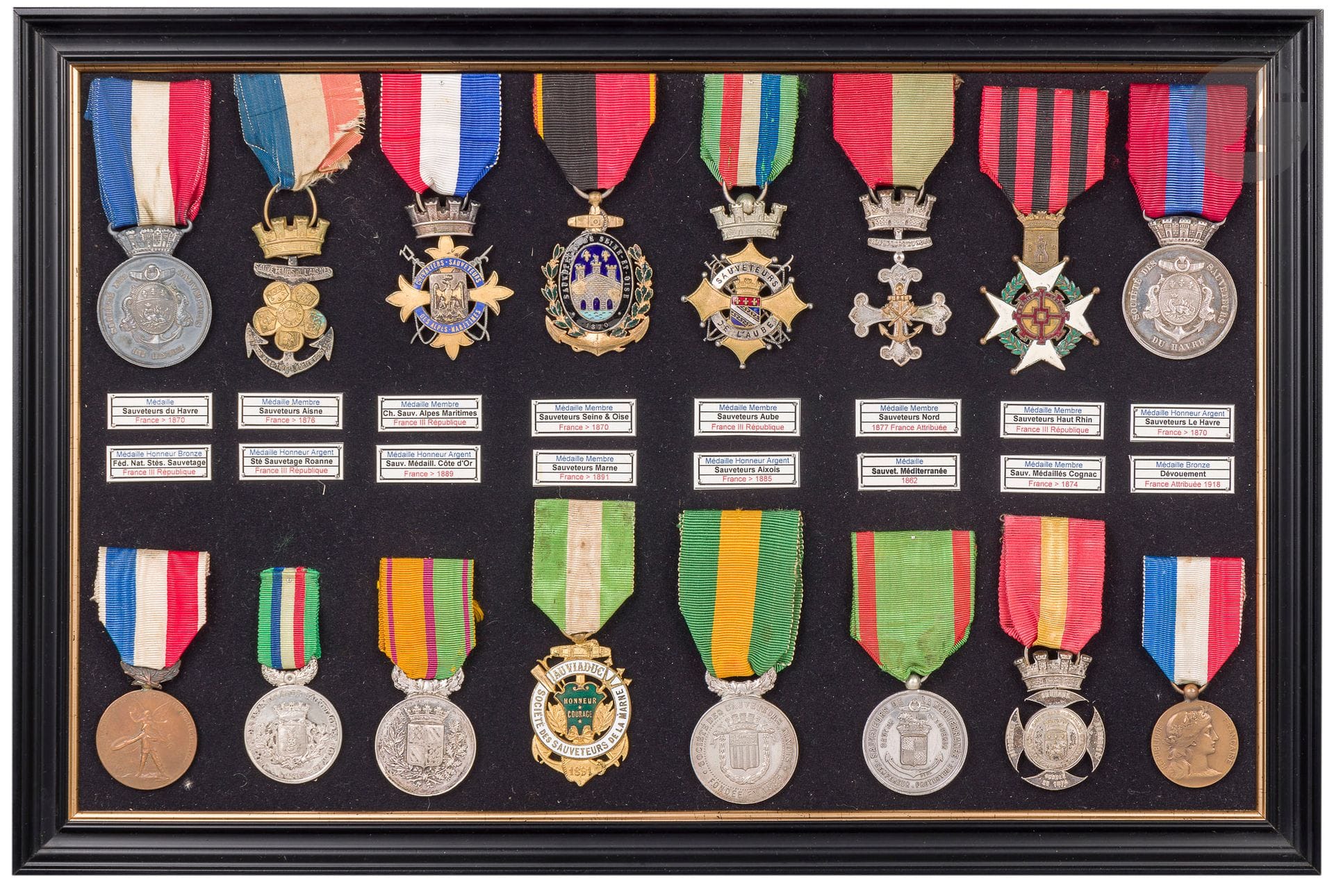 SAUVETAGE
Cadre de seize médailles en bronze, bronze doré et argent : 
Deux des sauveteurs du Havre, de l’Aisne, des Alpes maritimes, de Seine & Oise, Aube, Nord, Haut Rhin, Le Havre, Cognac, Méditerranée, Aixois, Marne, Cote d’Or, Roanne.