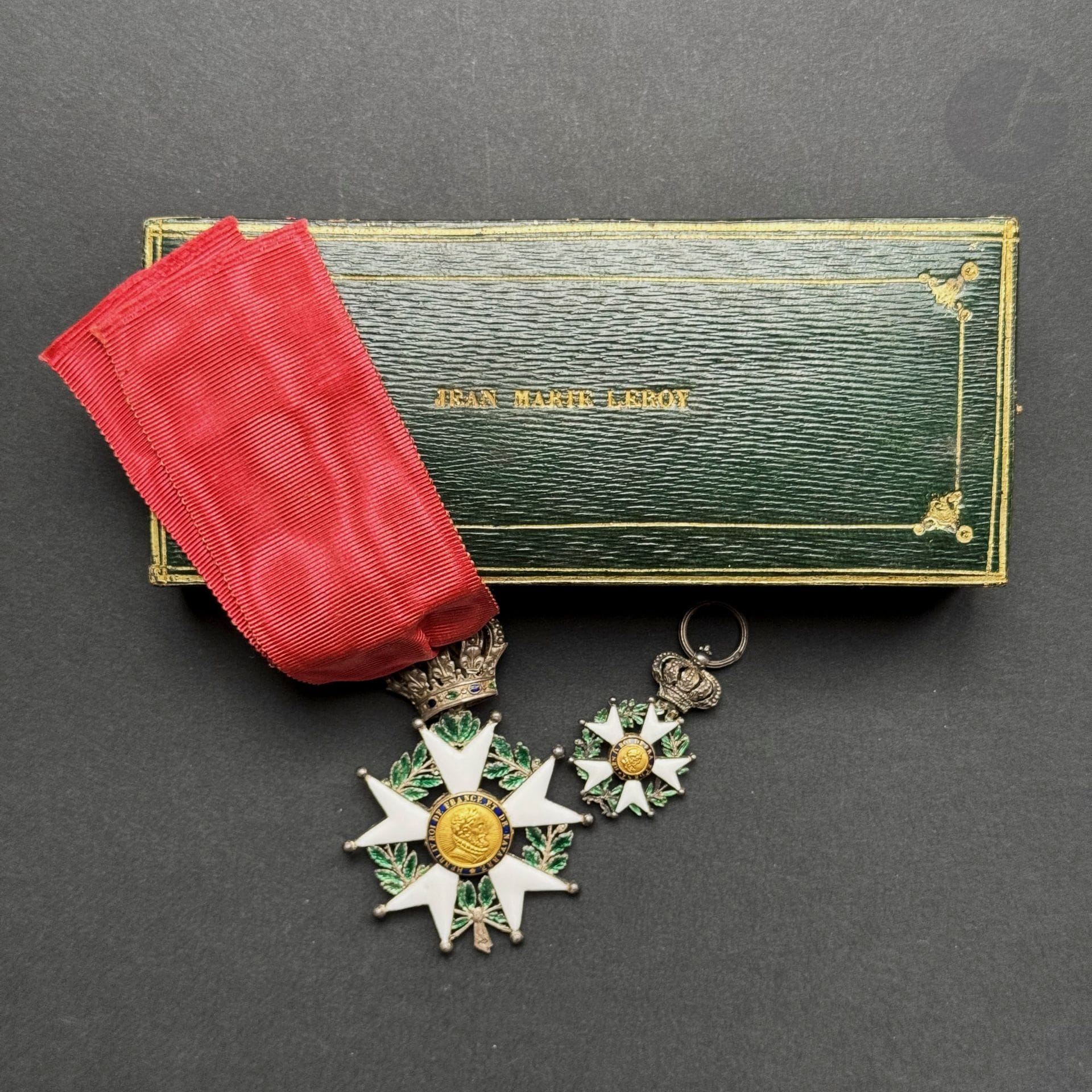 FRANCE 
ORDRE DE LA LÉGION D’HONNEUR 
Étoile de chevalier et sa réduction d’époque Restauration de Jean-Marie LEROY. 
En argent, or et émail. Ruban d’époque et poinçon tête de lièvre sur l’ordonnance. 
Dans son écrin en maroquin vert, gainé de soie moirée rouge, marqué à l’or sur le couvercle « JEAN MARIE LEROY ». 
B.E. (Petites usures et éclats). Époque Restauration.