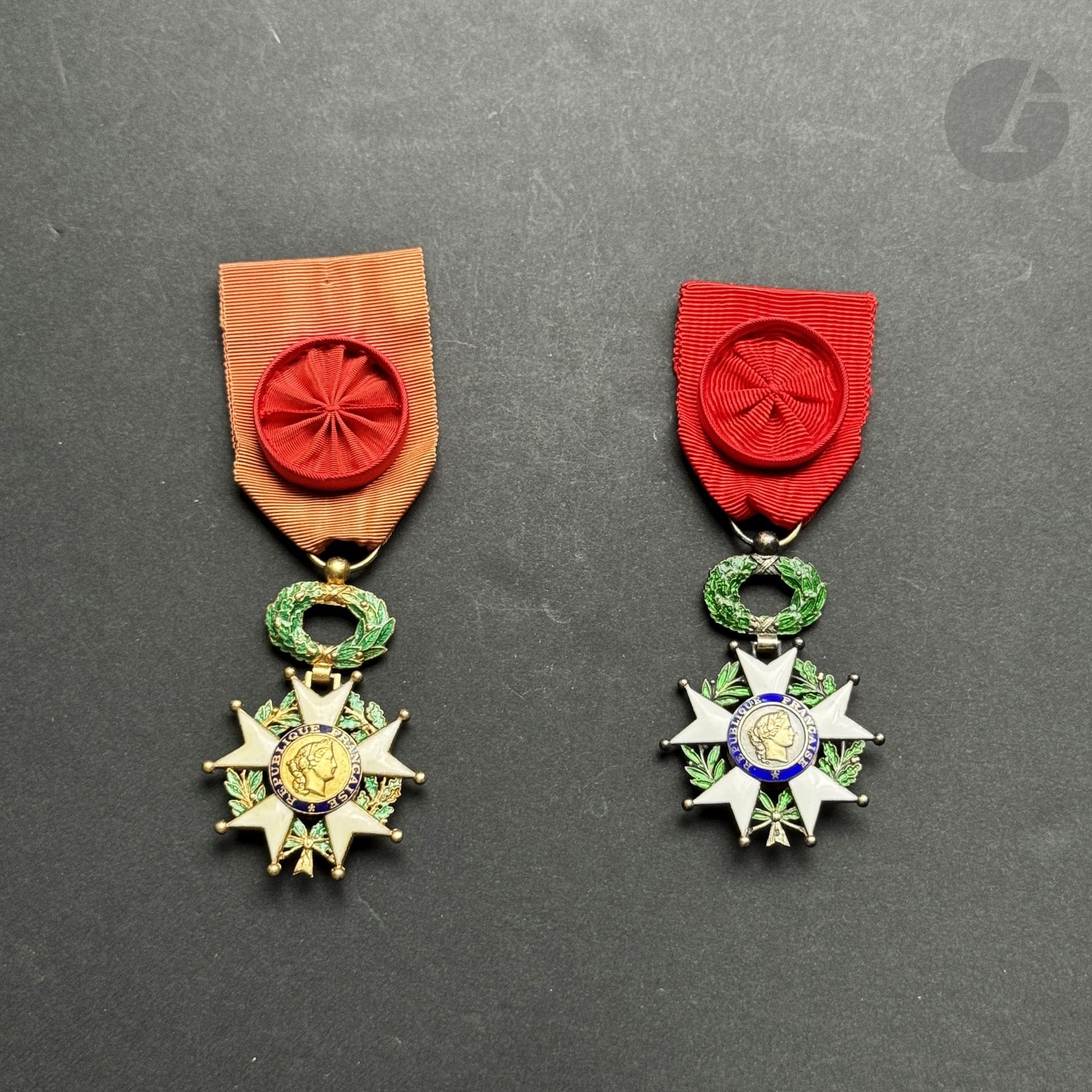 FRANCE 
ORDRE DE LA LÉGION D’HONNEUR 
Deux étoiles d’officier IVe République. 
En vermeil et émail. Rubans à rosette. 
Une fabrication de la Monnaie de Paris. 
T.T.B.