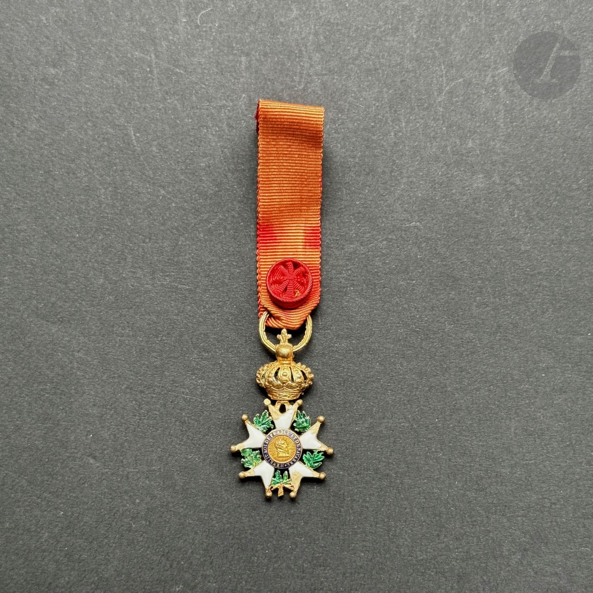 FRANCE 
ORDRE DE LA LÉGION D’HONNEUR 
Étoile de chevalier ou d’officier d’époque Restauration, en réduction.
En argent doré postérieurement et émail (restaurations). 
Hauteur : 35 mm - Poids brut : 5,6 g
Dans l’état.