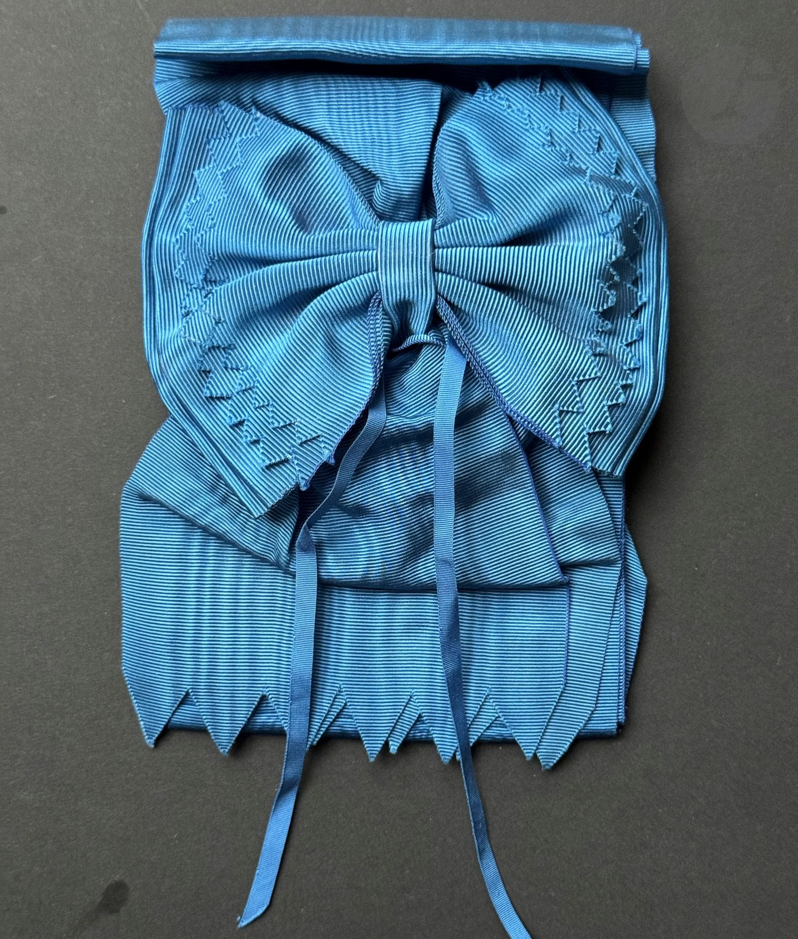 FRANCE 
ORDRE NATIONAL DU MÉRITE 
Écharpe de grand-croix. 
En moire bleue, avec nœud. 
T.B.E.