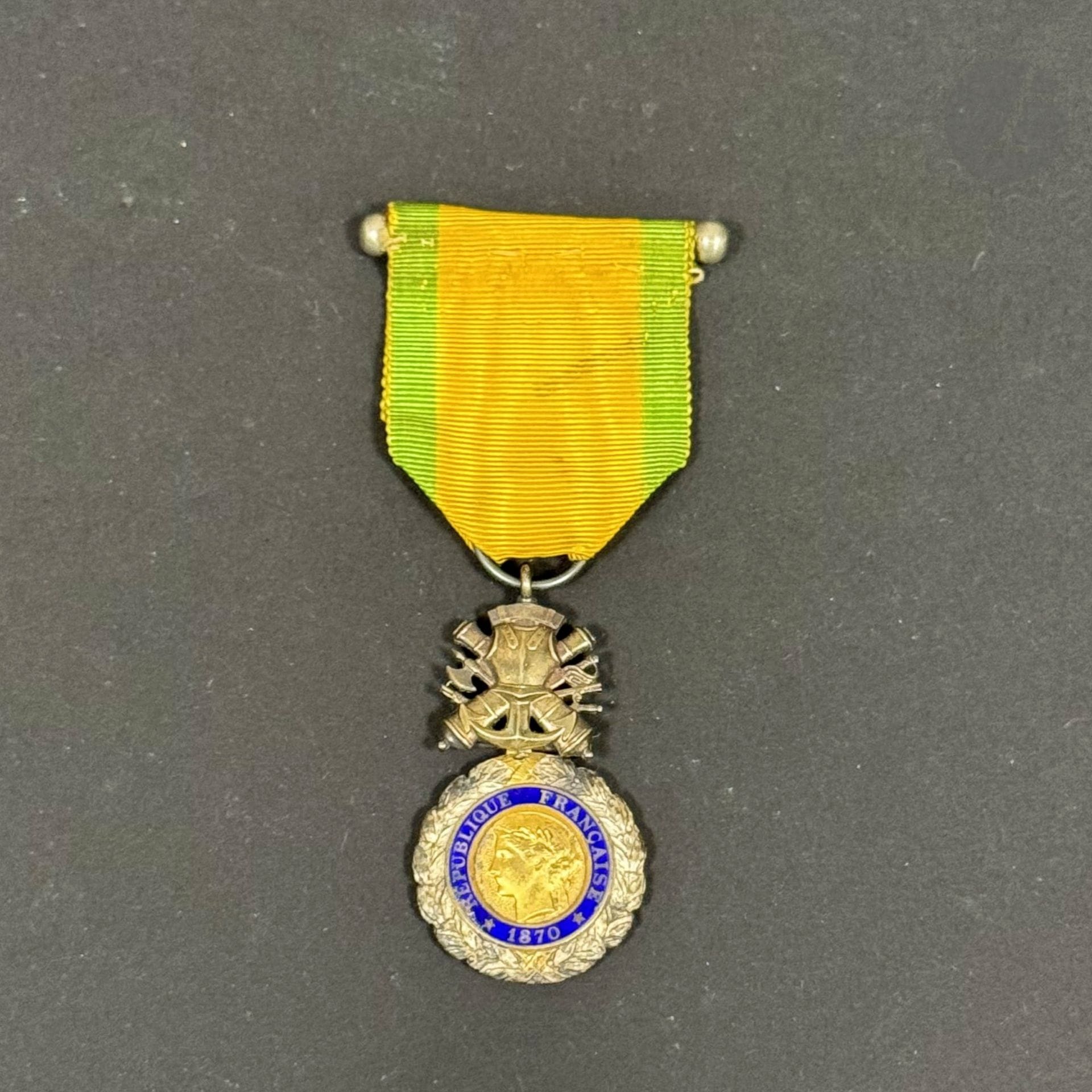 FRANCE 
MILITARY MEDAL
Third Republic-era military medal for soldier Jean Baptiste GALLOIS. 
Vermeil, silver and enamel (chip). Mint hallmark. 
Ribbon. 
T.T.B. 
With its military medal patent in the name of soldier GALLOIS who fell for France at Craonne with the 414e R.I.