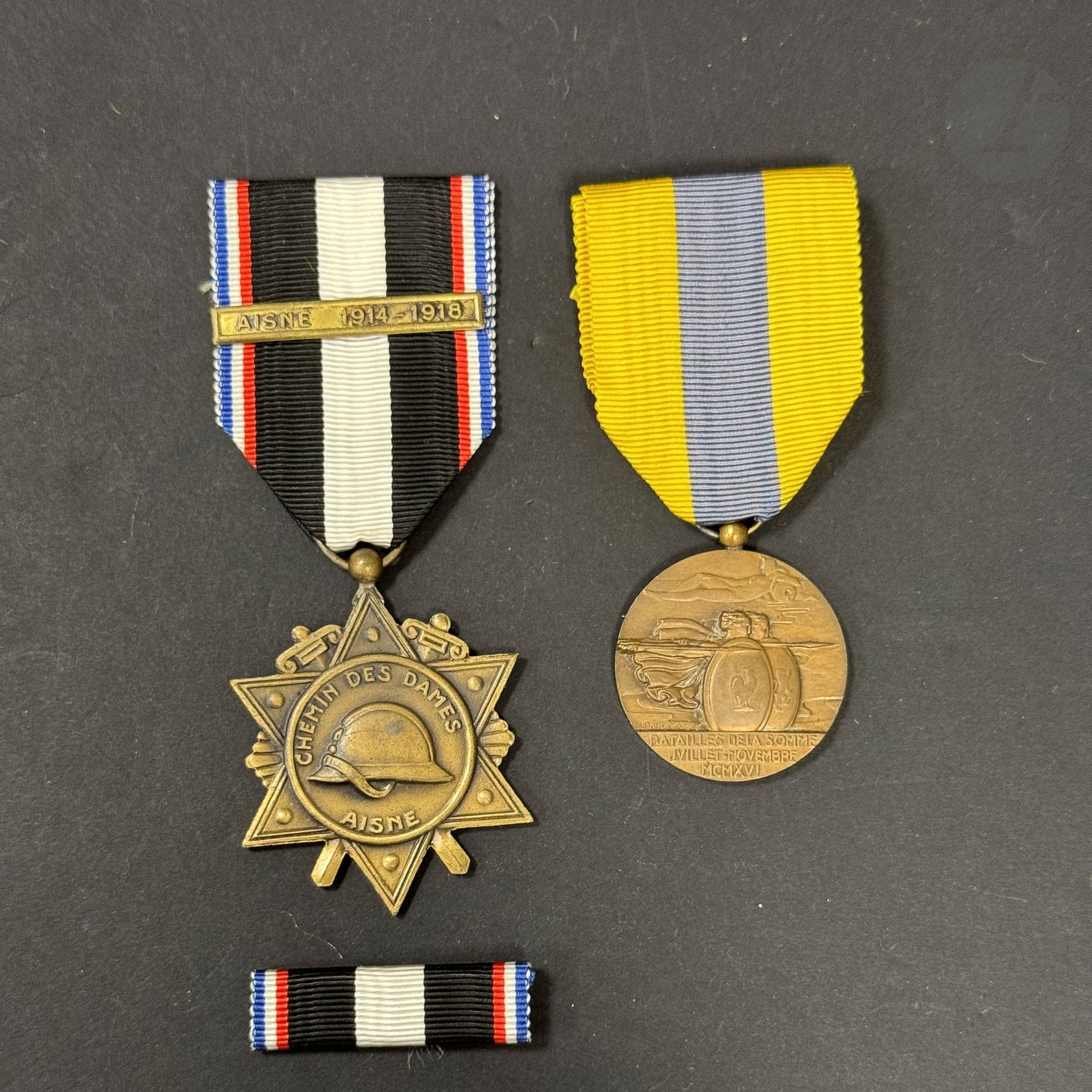 FRANCE 
Deux médailles : 
- médaille des batailles de la Somme. En bronze. Poinçon de la Monnaie. Ruban. 
- médaille « Aisne chemin des dames » en bronze. Ruban à agrafe « AISNE 1939-1940 » et à épingle de port. `
T.T.B. à SUP.