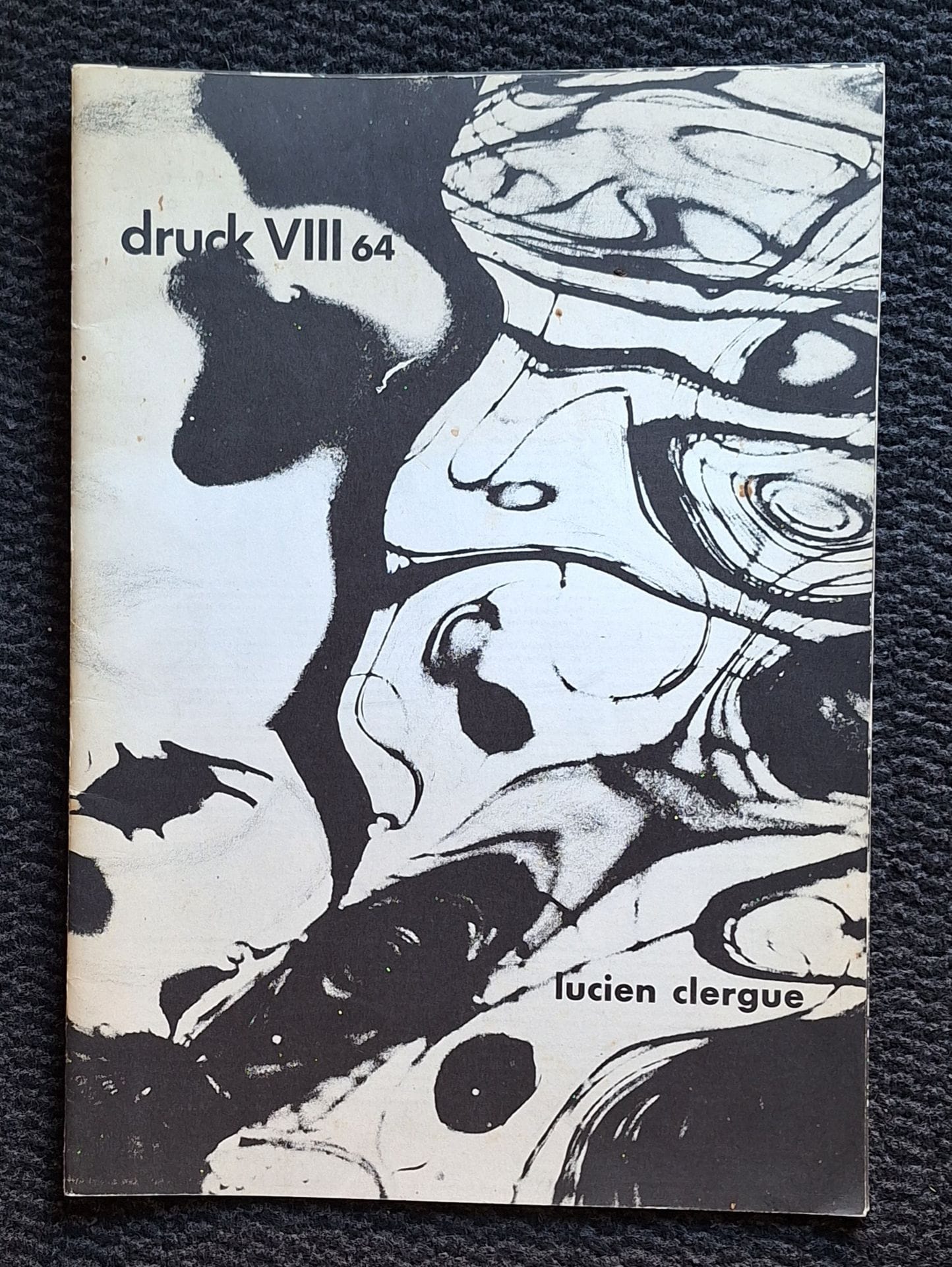 CLERGUE, LUCIEN (1934-2014)
Druck VIII/64.
Darmstädter Galerie, 1964.
In-folio (42 x 30 cm). Édition originale, tirée à 350 exemplaires. 20 pp. Texte en allemand de Ludwig Bergsträsser et deux poèmes en français de Francis Coulon. Superbe impression de ces photographies très abstraites par le photographe d'Arles. Peu courant.