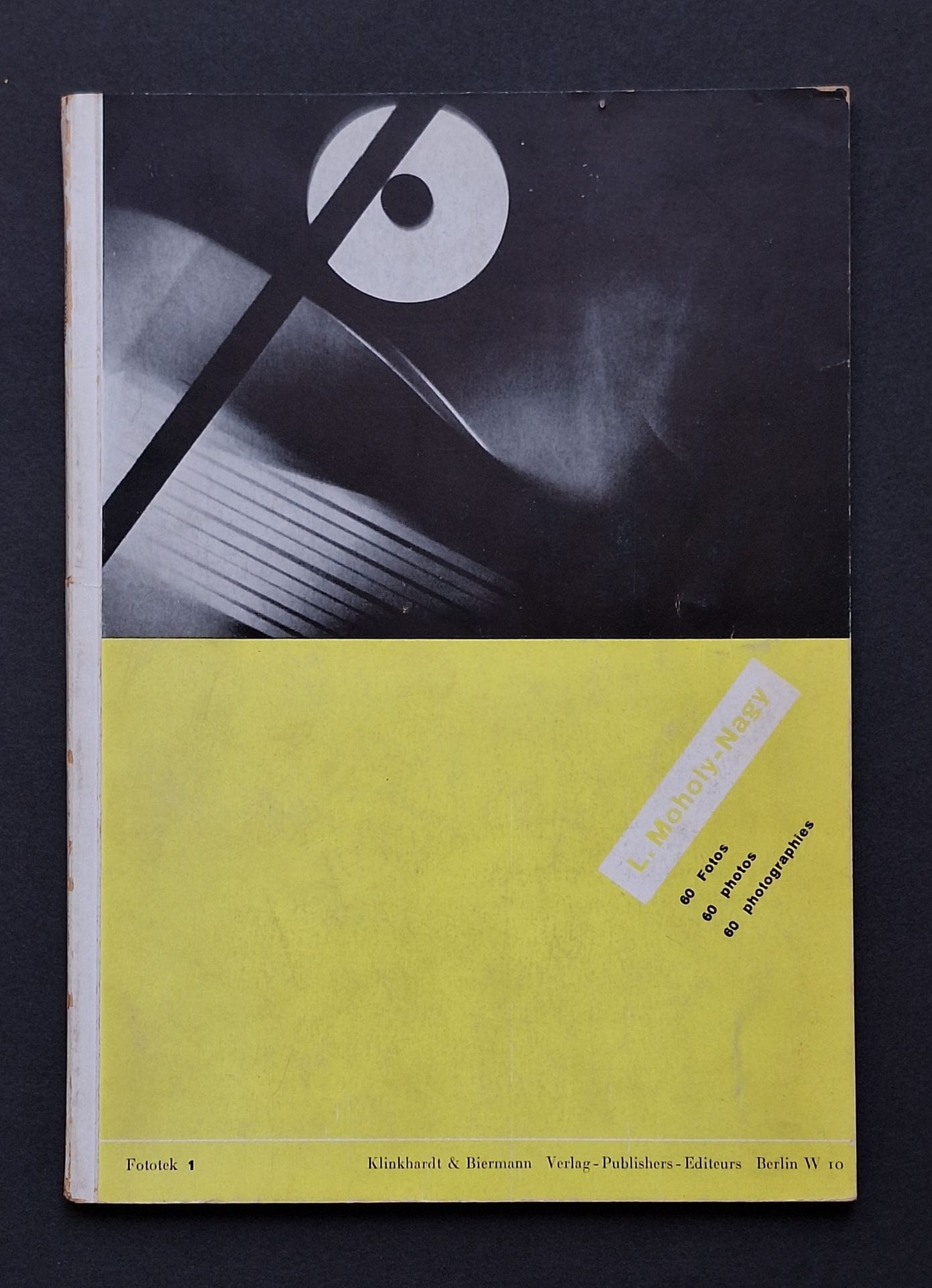 MOHOLY-NAGY, LASZLO (1895-1946)
60 Fotos 60 photos 60 photographies.
Klinkhardt & Biermann Verlag, Berlin, 1930. Fototek 1.
In-8 (25 x 18 cm). Édition originale brochée avec couverture illustrée. Texte de Franz Roh. 60 photographies ou photomontages par Moholy-Nagy. 
Ref. Auer, p. 158.