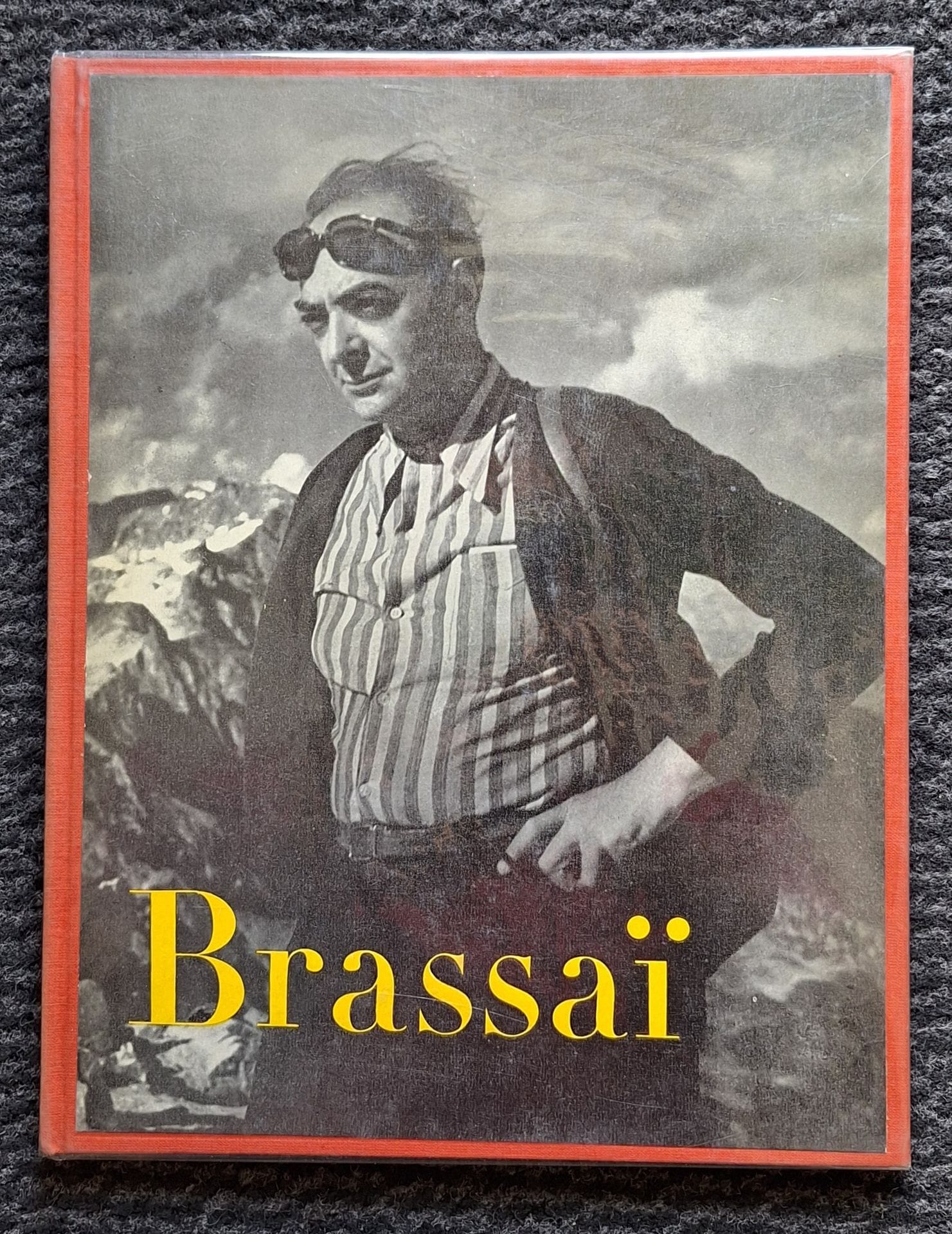 BRASSAÏ (GYULA HALÀSZ, DIT) (1899-1984)
Brassaï.
Neuf, Paris, 1952.
In-4 (27,5 x 21,5 cm). Édition originale. Texte ""L'œil de Paris"" d'Henry Miller. 64 photographies et 8 dessins reproduits. Texte de Brassaï ""Souvenirs de mon enfance"". Cartonnage d'éditeur avec couverture illustrée d'un autoportrait de Brassaï.