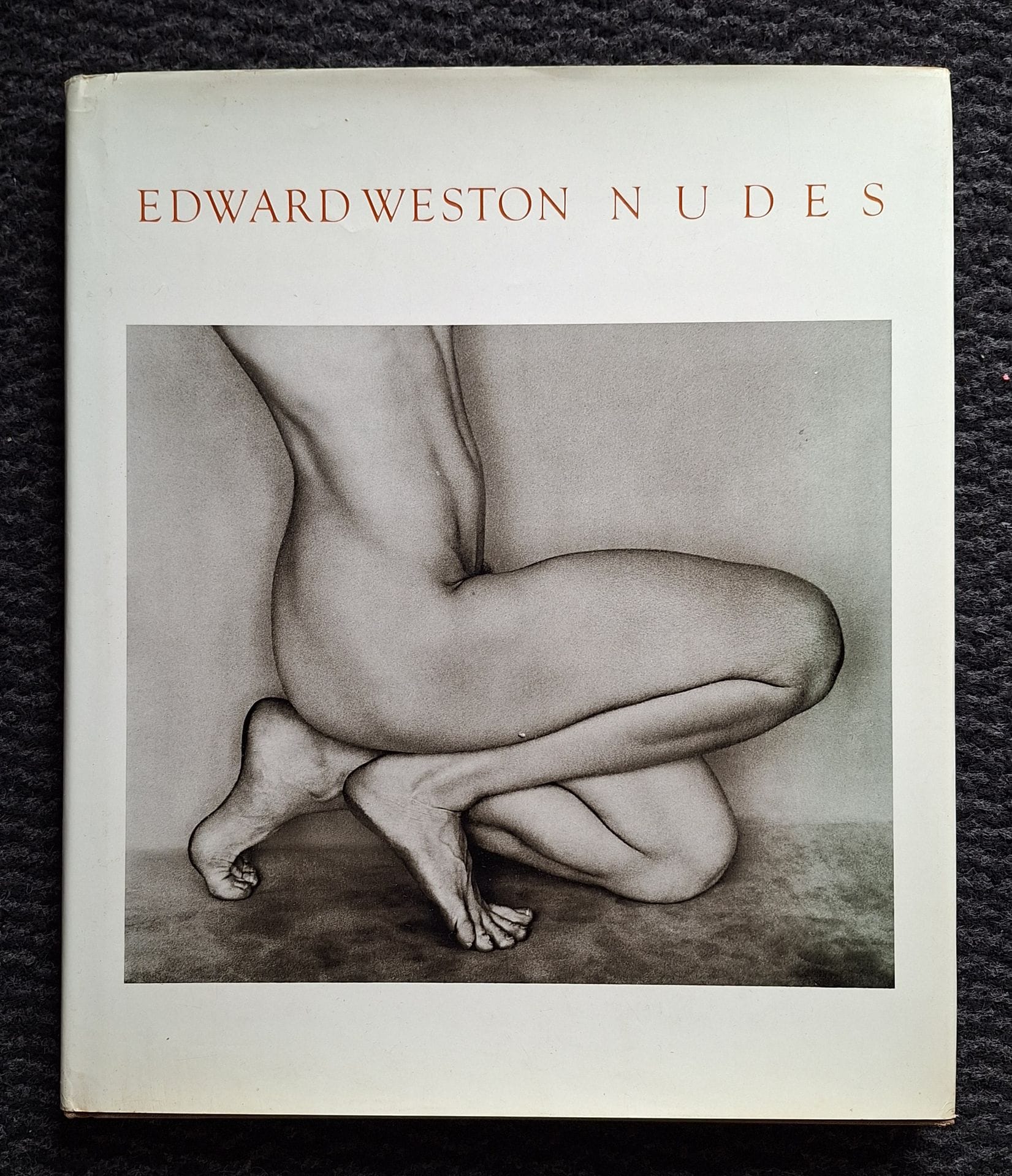 WESTON, EDWARD (1886-1958)
Nudes.
Gordon Fraser, London, 1977.
In-4 (29 x 25 cm). Édition originale. 120 pages. Cartonnage brun d'éditeur, titré en lettres dorées, sous jaquette illustrée.