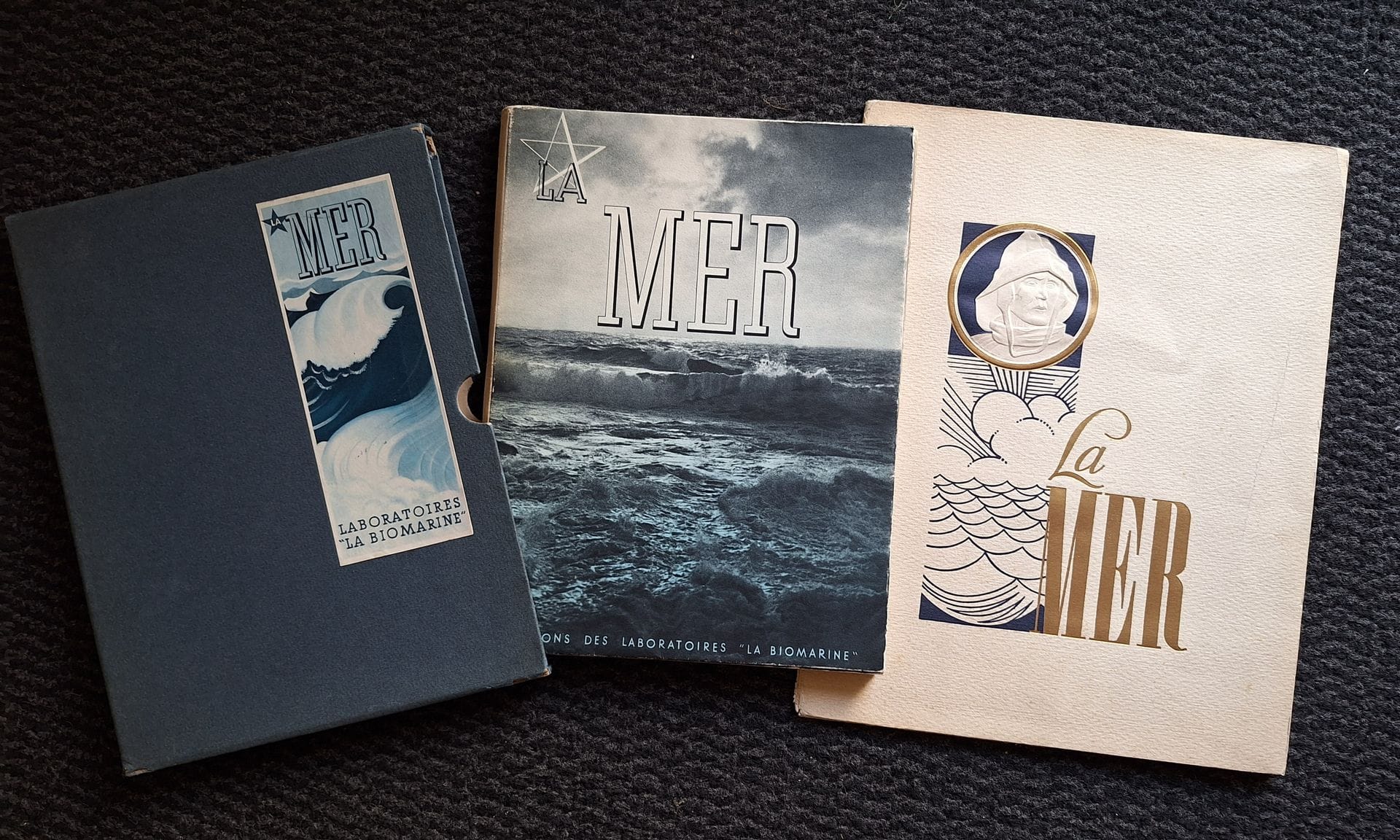 KOLLAR, FRANÇOIS (1904-1979)
PAINLEVÉ, JEAN (1902-1989)
SCHALL, ROGER (1904-1995)
La Mer.
Éditions des Laboratoires ""La Biomarine"", Dieppe, 1960.
In-8 en feuilles, sous chemise et coffret d'éditeur. Édition originale, avec des photographies de Roger Schall, François Kollar, Jean Painlevé, e.a. Textes de Claude Farrère, Roger Vercel, Jean Painlevé, André Savignon, Abel Bonnard et Maurice Guierre, dans 6 petits cahiers . Photographies superbement reproduites en héliogravure. Bien complet de la lettre adressée par ""La Biomarine"". 

On joint :
GUIDA, SANDRO
La Mer.
Secrétariat Social Maritime, Paris, 1951.
Portfolio 28 x 21 cm. Couverture conçue par Henry Dimpre. Portefeuille contenant 12 planches de photographies en noir et blanc par Tony Burnand et Sandro Guida, imprimées en héliogravure. Portefeuille fendu ; planches en parfait état.
