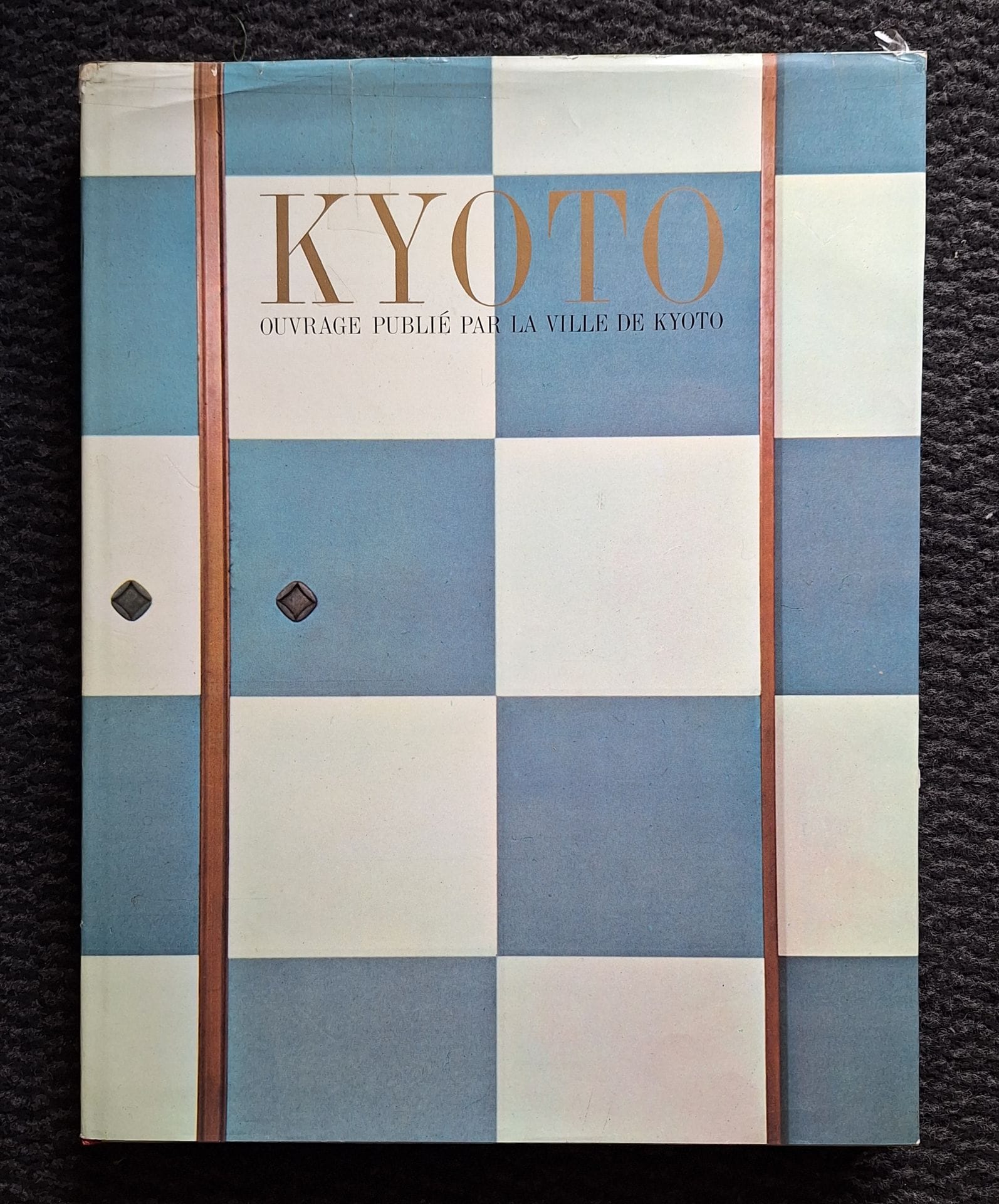 JAPON
Kyoto.
Éditions Tanko-Shinsha, Tokyo-Kyoto, 1963.
In-4 (33 x 25 cm). Édition originale, en langue française. Ouvrage publié par la ville de Kyoto, rassemblant les photographes les plus en vue de l’époque : Kiichi Asano, Kiyoshi Fujikawa, Hiroshi Fukawa, Katsuji Fukuda, Taïkichi Irié, Fujinobu Kato, Soseï Kuzunishi, Tatsuzo Sato, Tsunéo Suzuki, Yoshio Watanabé, Shotaro Akiyama, Hiromichi Inoué, Harumi Konishi, Toshio Taïa. Textes de Jiro Osaragi, Takéhiko Ibuki, Tatsuya Naramoto, Mitukuni Yosida, Minoru Shibata. Mise en page de Ikko Tanaka; Traduction en français par Roland de la Moussaye (exemplaire dédicacé en page de titre par le traducteur). Photographies superbement reproduites en héliogravure. Cartonnage blanc sous jaquette illustrée.