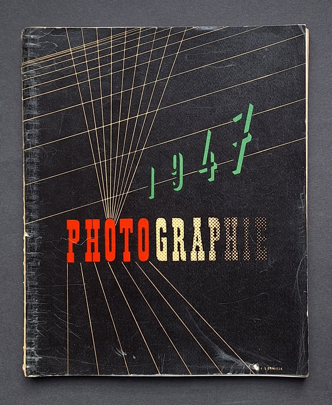 PHOTOGRAPHIE 1947
Arts et Métiers Graphiques, 1947.
In-4 (31 x 24 cm). Édition originale. Introduction de Pierre Scize. 115 photographies superbement imprimées en héliogravure. Reliures à spirales.