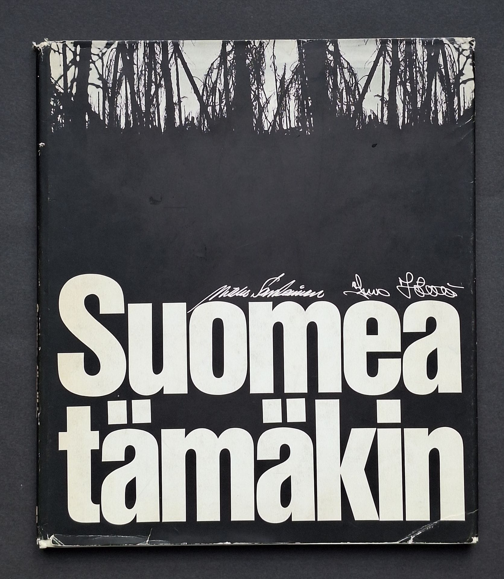 MIKO SAVOLAINEN & ISMO HÖLTTÖ
Suomea Tämäkin.
Jyväskylä, 1970.
In-4 (27,5 x 24 cm). Édition originale. Photographies reproduites en héliogravure. Relié sous jaquette illustrée. Usures d'usage.