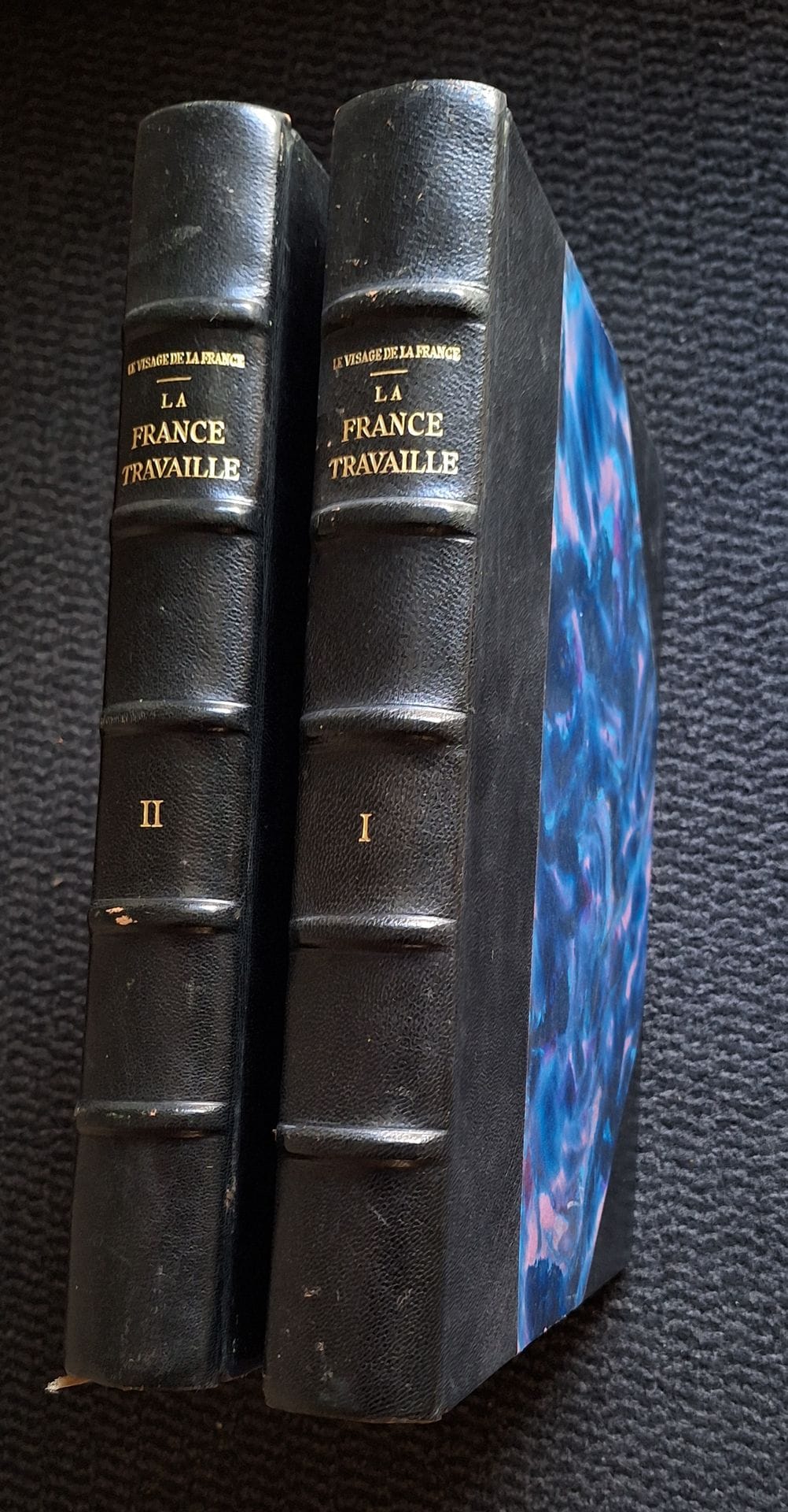 KOLLAR, FRANÇOIS (1904-1979) 
2 volumes.
La France travaille. 
Éditions Horizons de France, Paris, 1932-1934. 
In-4 (32,5 x 24,5 cm). Édition originale des fascicules, reliés d'origine en 2 volumes par l'éditeur, sans les photographies des couvertures des fascicules comme c'est toujours le cas dans cette édition en deux tomes. Préface de Paul Valéry. 428 & 420 pages. Photographies par François Kollar, superbement imprimées en héliogravure. Textes de Pierre Hamp, Jean Prévost, Emile Condroyer, Charles Le Goffic, Hervé Lauwick,Lucien Fabre, Charles Silvestre, M. Constantin-Weyer, André Warnod, J. Chevalier, Gabriel Faure, Léon Riotor, Jean Ajalbert, Pierre Gerber, G. Chevallier-Chevignard, Léandre Vaillat, Henri Pourrat, Georges Lecomte, André Thérive, Henry Joly et Jean Rostand.