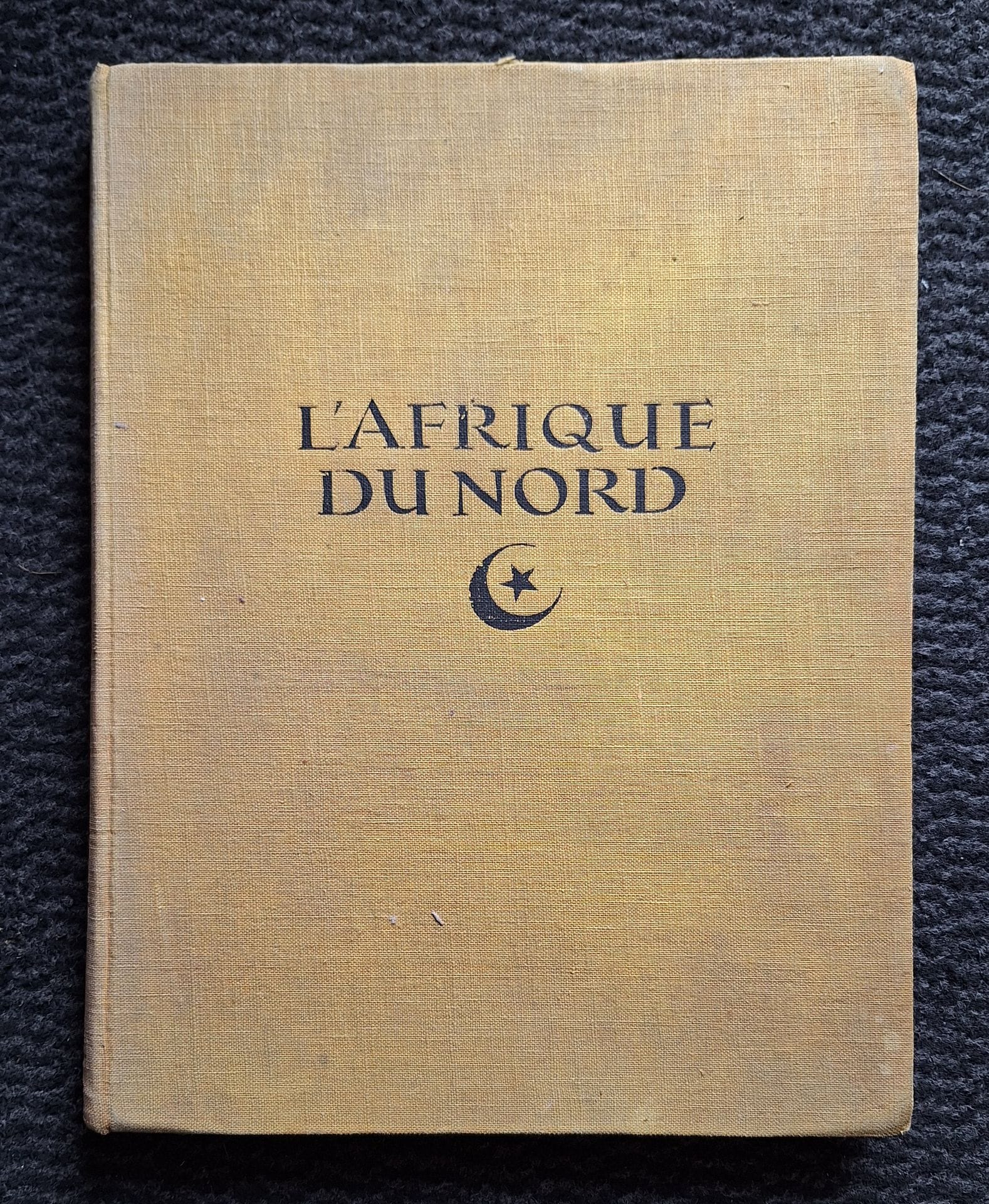 LEHNERT & LANDROCK
L'Afrique du Nord.
Tunisie - Algérie - Maroc.
Librairie des Arts Décoratifs, A. Calavas Editeur, Paris, 1924.
In-4 (30 x 24 cm). Édition originale en langue française. Introduction par Claude Farrère. Une carte et 240 photographies superbement imprimées en héliogravure, la plupart par Lehnert & Landrock. Légendes des photographies dans la marge de chaque planche, en 5 langues (allemand, anglais, français, italien, espagnol). Reliure en tissu jaune avec titre embossé en noir. Reliure avec défauts d'usage. Titre sur le dos partiellement effacé.