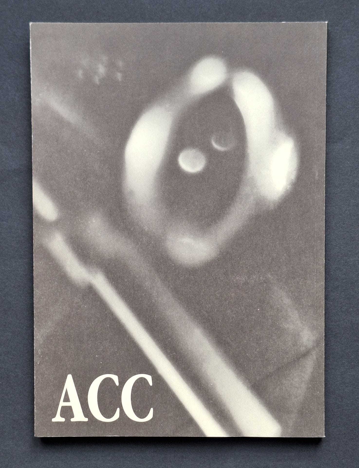 ACC Art in Ashiya.
Ashiya Camera Club 1930-1942.
Ashiya City Museum, 1998.
In-4 (30 x 21 cm). Édition originale. Catalogue d'exposition. 89 photographies reproduites. Couverture souple illustrée.