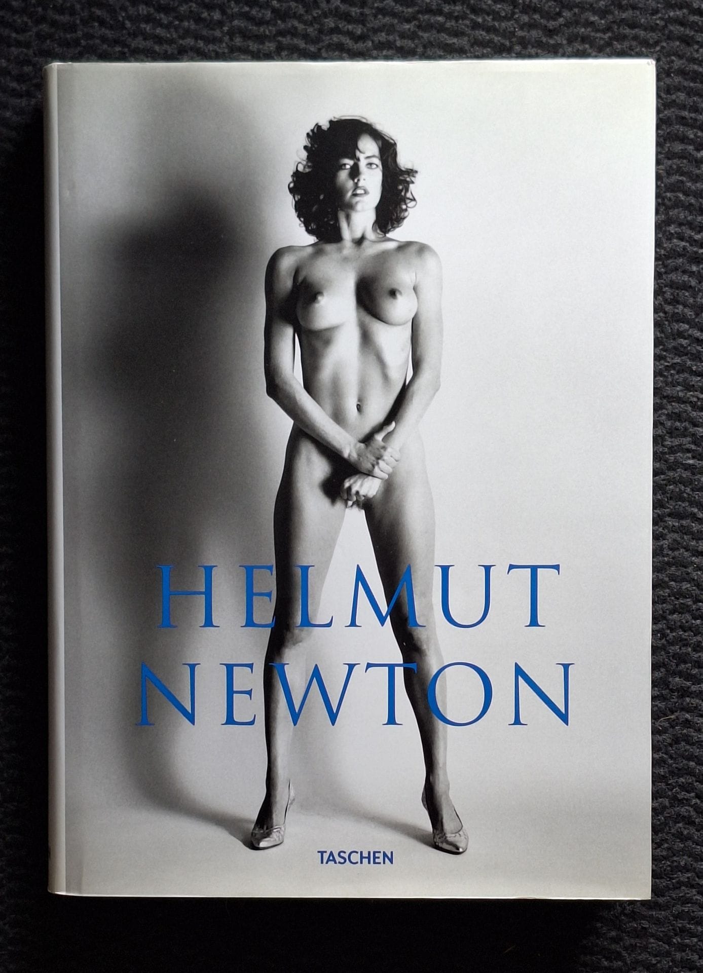 NEWTON, HELMUT (1920-2004)
Sumo.
Taschen, 2009.
Large in-4 (38 x 27 cm). Reissued to mark the 10th anniversary of the original edition. 464 pp. 450 color and black hors-texte photographs by Helmut Newton. With accompanying booklet ""The making of Helmut Newton's SUMO"" in three languages. Illustrated boards in illustrated dust jacket. Very good condition.