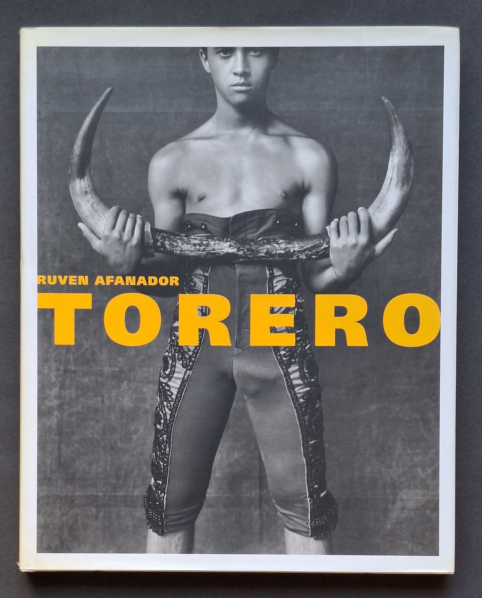 AFANADOR, RUVEN (1959)
Torero.
Stemmle, 2001.
In-4 (34 x 28 cm). Édition originale. Cartonnage blanc sous jaquette illustrée.
