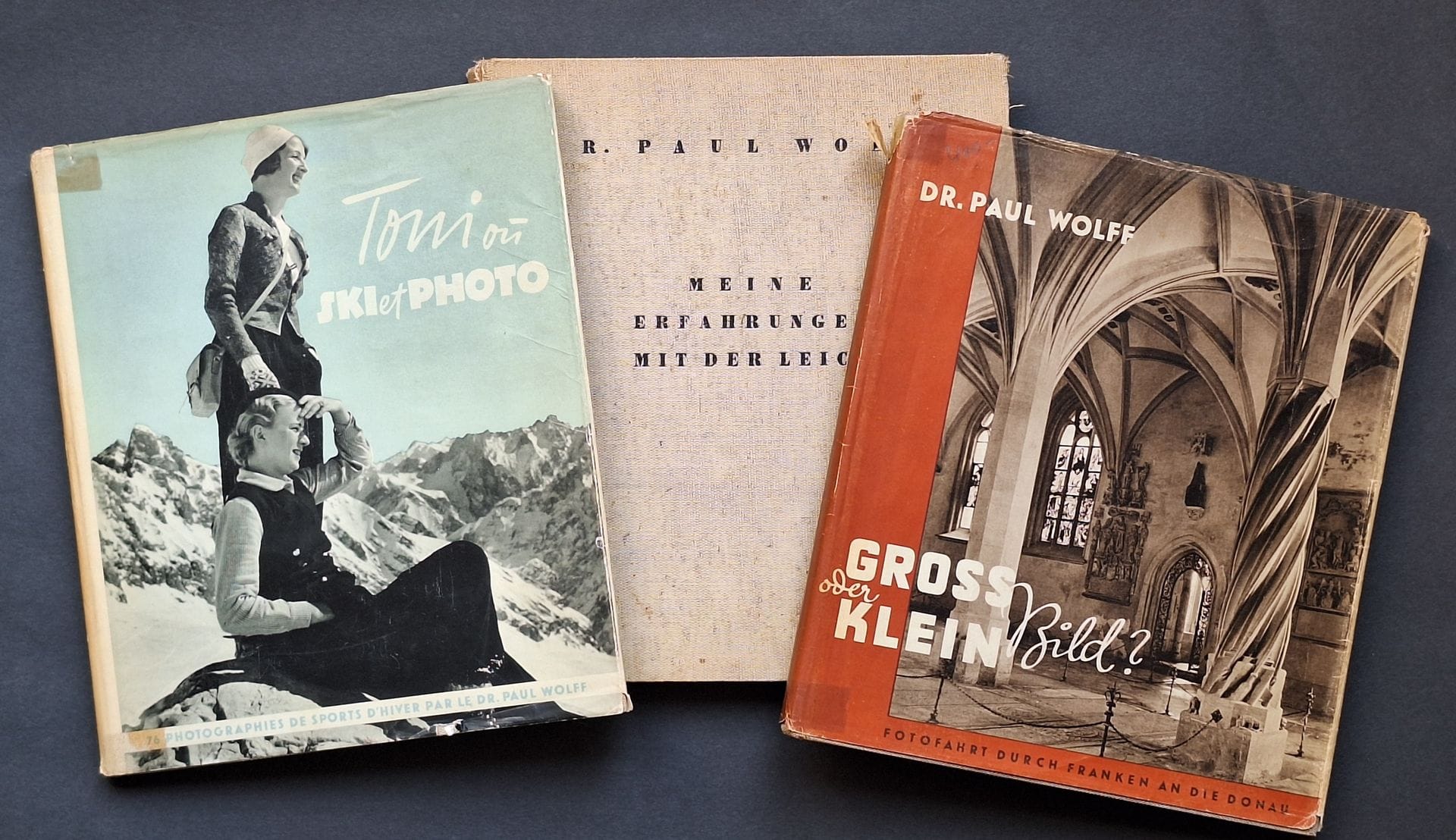 WOLFF, PAUL (1887-1951)
3 ouvrages.
*Toni ou Ski et Photo.
76 photographies de sports d'hiver par le Dr Paul Wolff.
H. Bechold, Frankfurt am Main, 1936.
In-4 (24 x 28 cm). Deuxième édition allemande, avec jaquette titrée en français et livret de 32 pages en français, pour la vente en France. 94 pp. Photographies reproduites en héliogravure. Reliure en tissu avec titre en bleu, sous jaquette illustrée (menus défauts).
*Meine Erfahrungen mit der Leica. 
Breidenstein Verlag, Frankfurt-am-Main, 1939.
In-4 (27,5 x 24 cm). Nouvelle édition (31-40 Tausend). 244 pp. Photographies reproduites en héliogravure pour la plupart. Cartonnage d'éditeur; jaquette manquante; Charnières très abîmée.
*Gross oder klein Bild ? 
H. Bechold, Frankfurt am Main, 1938.
In-4 (28 x 24 cm). Édition originale. 68 pp. Reliure en tissu, titrée, sous jaquette illustrée (déchirures).