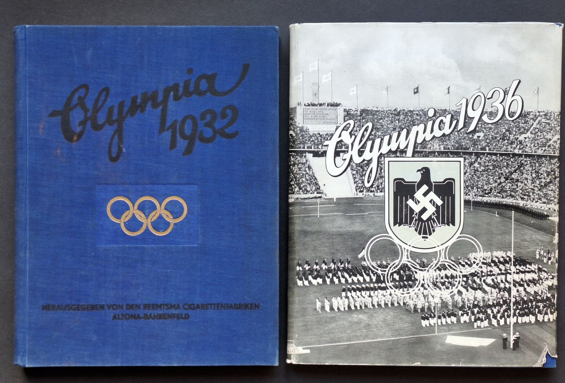 OLYMPIA 1932 & 1936
2 volumes.
*Die Olympischen Spiele in Los Angeles 1932.
H.F. & PH.F.Reemtsma, Altona-Bahrenfeld, 1932.
In-4 (31 x 24 cm). Édition originale, illustrée de vignettes photographiques contrecollées. 144 pages. Reliure en tissu bleue avec titre en noir et anneaux olympiques dorés.
*Die Olympischen Spiele 1936 in Berlin und Garmisch-Partenkirchen.
Band 2
Cigaretten-Bilderdienst Altona-Bahrenfeld, 1936.
In-4 (31 x 24 cm). Édition originale illustrée de vignettes photographiques contrecollées. 166 pages. Reliure en tissu bleue avec titre en noir et anneaux olympiques dorés, avec sa jaquette illustrée conservée.