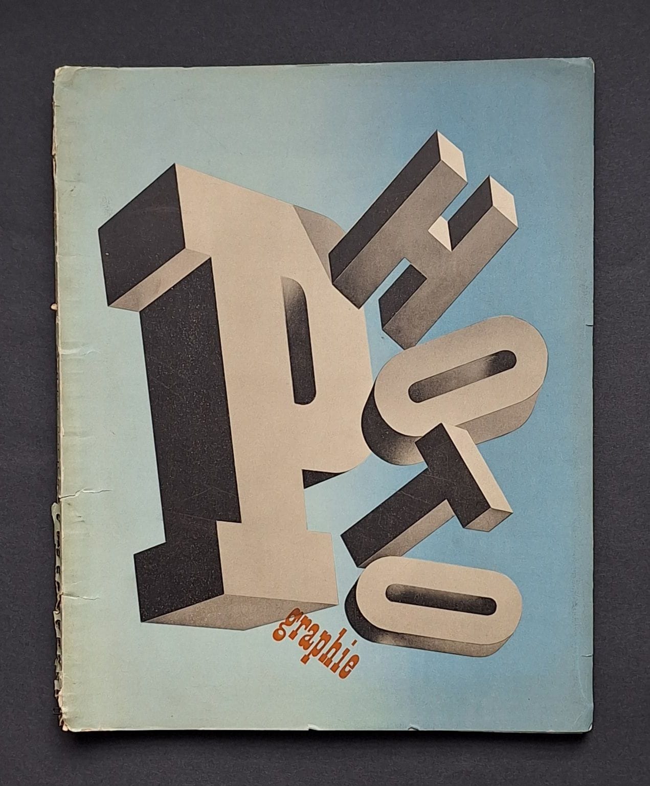 PHOTOGRAPHIE 1940
Arts et Métiers Graphiques, 1940.
In-4 (31 x 24 cm). Édition originale. Photographies superbement imprimées en héliogravure. Reliures à spirales.