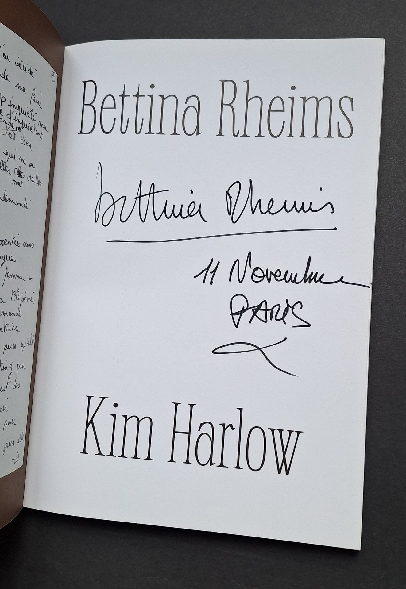 RHEIMS, BETTINA (1952) [Signed]
Kim Harlow.
Delpire & Co, 2023.
In-4 (30 x 21 cm). Édition originale brochée, signée et datée par Bettina Rheimes en page de titre. 104pp. Couverture souple titrée en blanc.