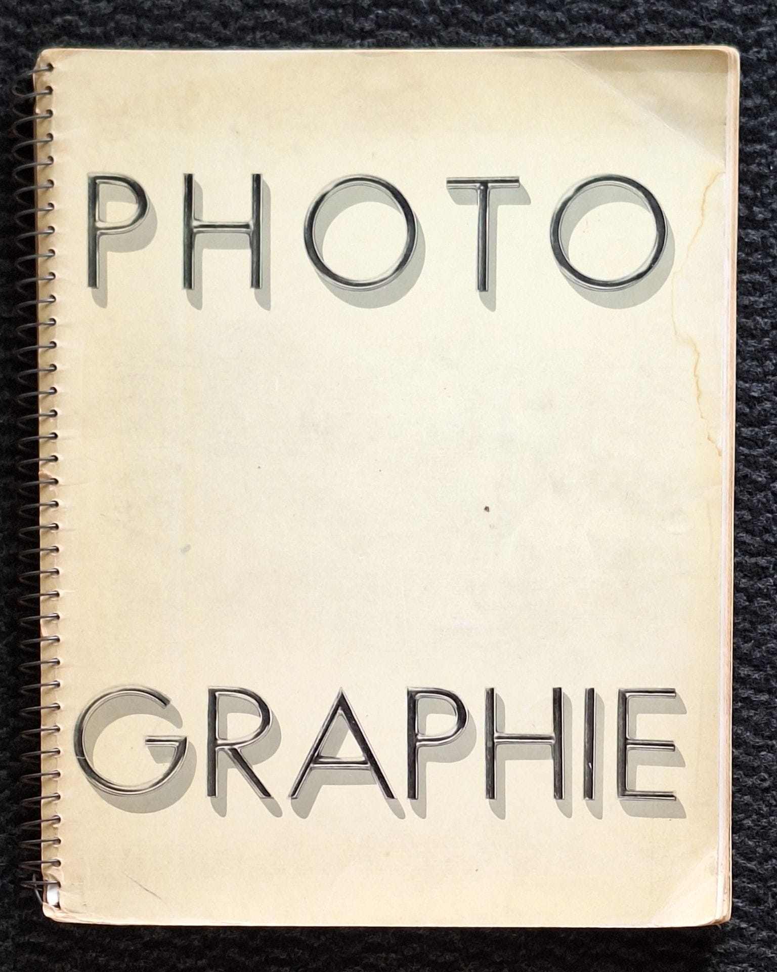 PHOTOGRAPHIE 1931
Arts et Métiers Graphiques, 1931.
In-4 (31 x 24 cm). Édition originale. Texte de Philippe Soupault. Photographies superbement imprimées en héliogravure. Photographies par Man Ray, Tabard, Eli Lotar, Steichen, Munkacsi, e.a. Reliure à spirale. Couverture avec usure d'usage.
