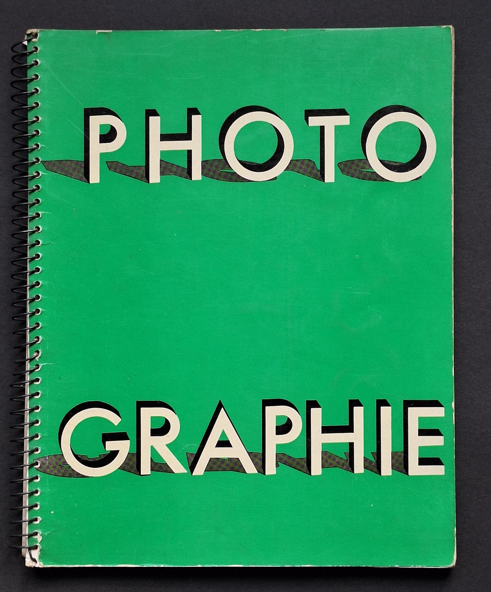 PHOTOGRAPHIE 1933/34
Arts et Métiers Graphiques, 1933.
In-4 (31 x 24 cm). Édition originale. 132 pp. Introduction de Louis Cheronnet. Photographies superbement imprimées en héliogravure. Reliures à spirales.