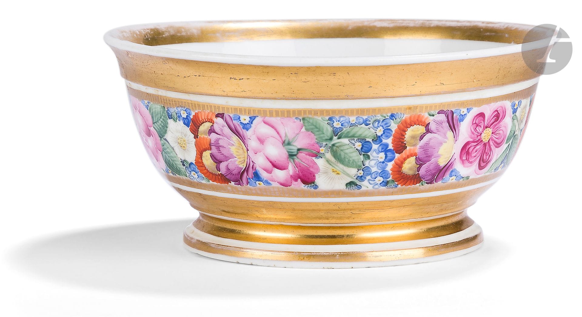 Anton Trofimovitch SAFRONOV [fabrique de]
Bol en porcelaine blanche à col légèrement évasé, décoré d’une large ceinture de fleurs peintes encadrée par deux bandes dorées. Le bol repose sur un piédouche à deux bandes également dorées. Marquage : « с » (s de Safronov) bleu sous glaçure, marquage peint à la main de 1815 à 1830.
Hauteur : 7,5 cm ; diamètre : 17,3 cm

La fabrique de A. T. Safronov a été ouverte en 1814 au hameau de Korotkaïa du district de Bronnitsy du gouvernement de Moscou. Elle était considérée comme la troisième, du point de vue artistique, pour la région de Moscou derrière Gardner et Popov. Peu après la mort du fondateur, elle est passée sous contrôle de Kouznetsov.

[ART RUSSE]