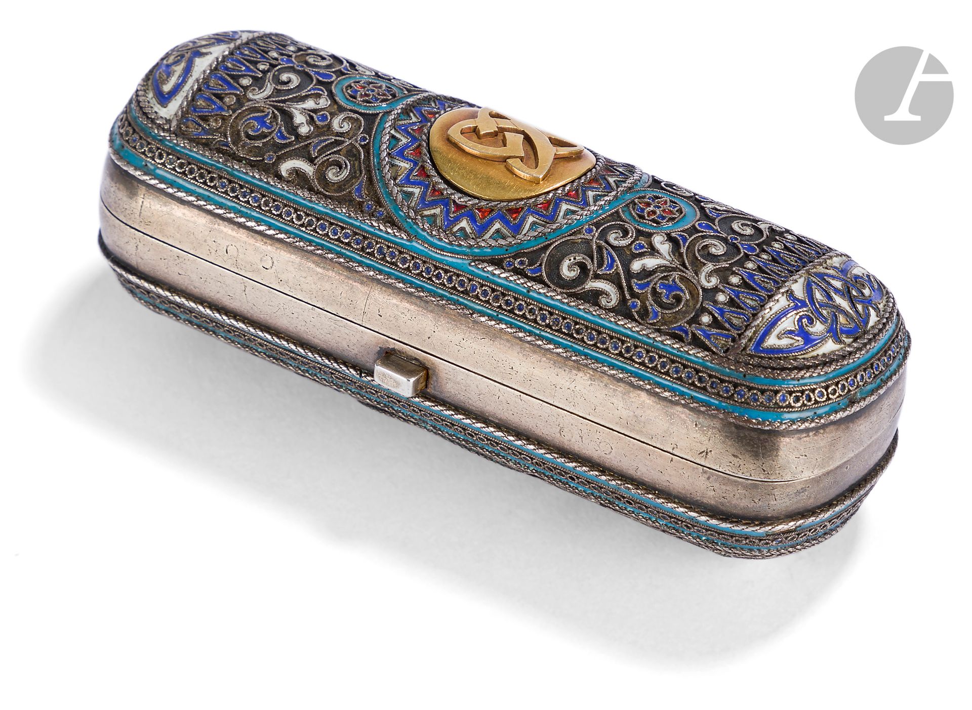 Ivan Petrovitch KHLEBNIKOV (1819-1881) [firme de]
Étui à cigares oblong en argent à décor néo-russe en émail cloisonné polychrome. Intérieur en vermeil.
Poinçons : 88, Moscou 1882, essayeur « И·К » (Ivan Efimovitch Konstantinov) et orfèvre « XЛѢБНИКОВЪ » (Khlebnikov) et l’aigle de fournisseur à la Cour.
9,5 x 3,5 cm ; poids brut : 122 g

[ART RUSSE]