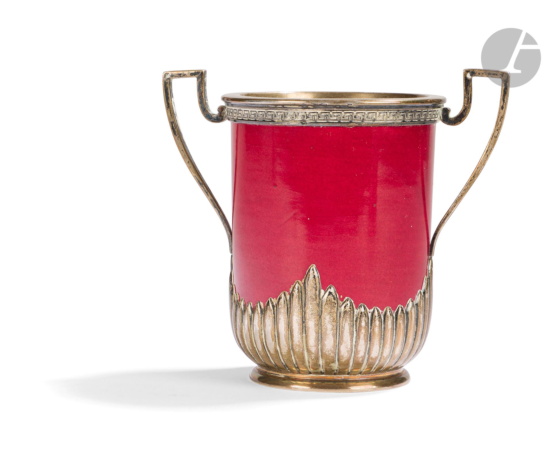 Firme des Frères GRATCHEV. Saint-Pétersbourg, début XXe siècle.
Petit vase cylindrique en argent émaillé rouge et monture en argent à deux anses, le col souligné d’une frise de grecques.
Poinçons : 84, Saint-Pétersbourg, 1899-1903 et orfèvre « БР ГРАЧЕВЫ » sous l’aigle de fournisseurs à la Cour (Frères Gratchev).
Hauteur : 10 cm ; diamètre : 7 cm ; poids brut : 212 g

[ART RUSSE]