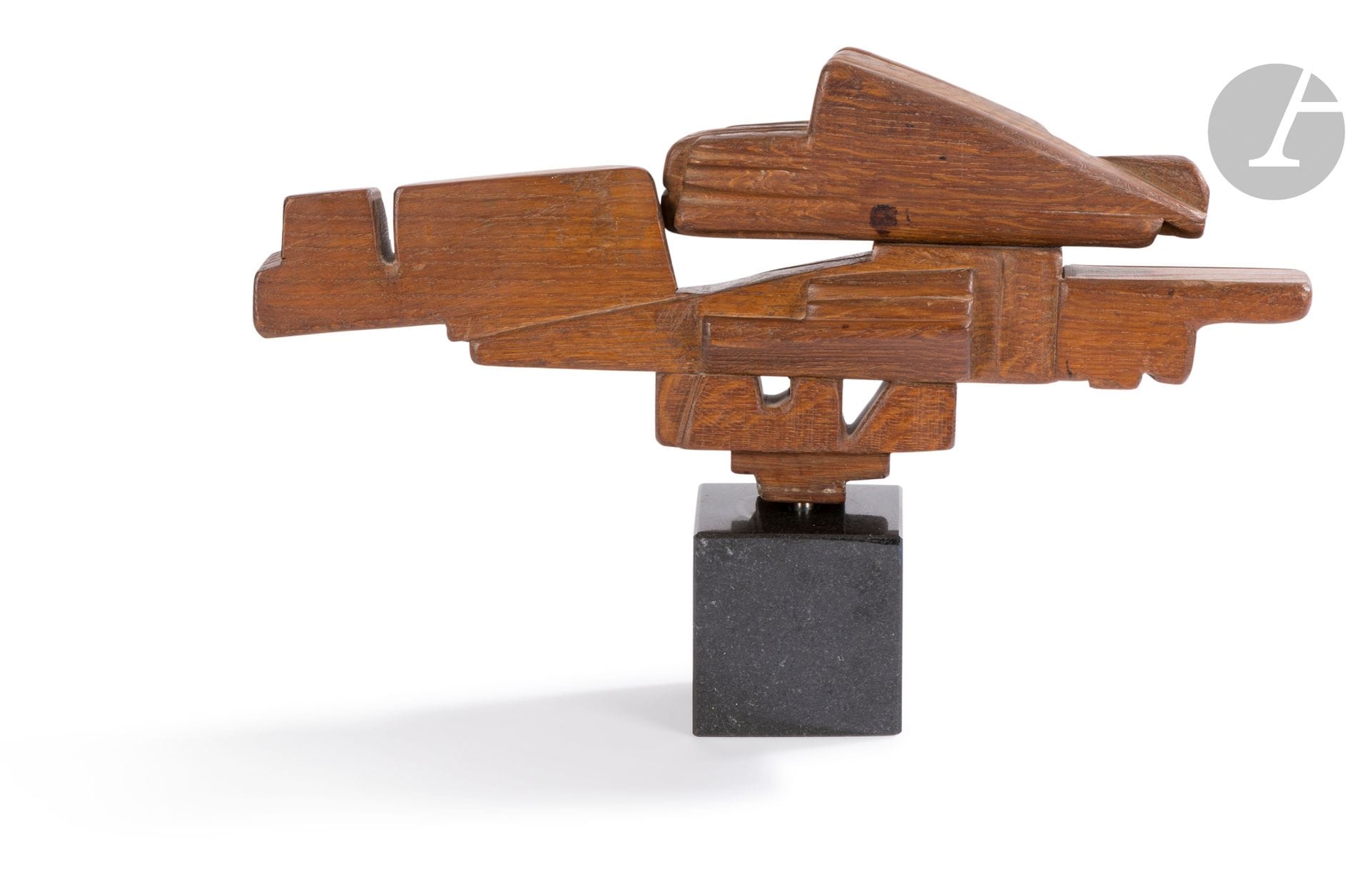 Marta COLVIN [chilienne] (1907-1995)
Ovni ou Vuelo, 1977
Bois sculpté.
Signé à l’arrière.
Socle en marbre noir.
18 x 42 x 8 cm (bois)
Hauteur totale : 25,5 cm