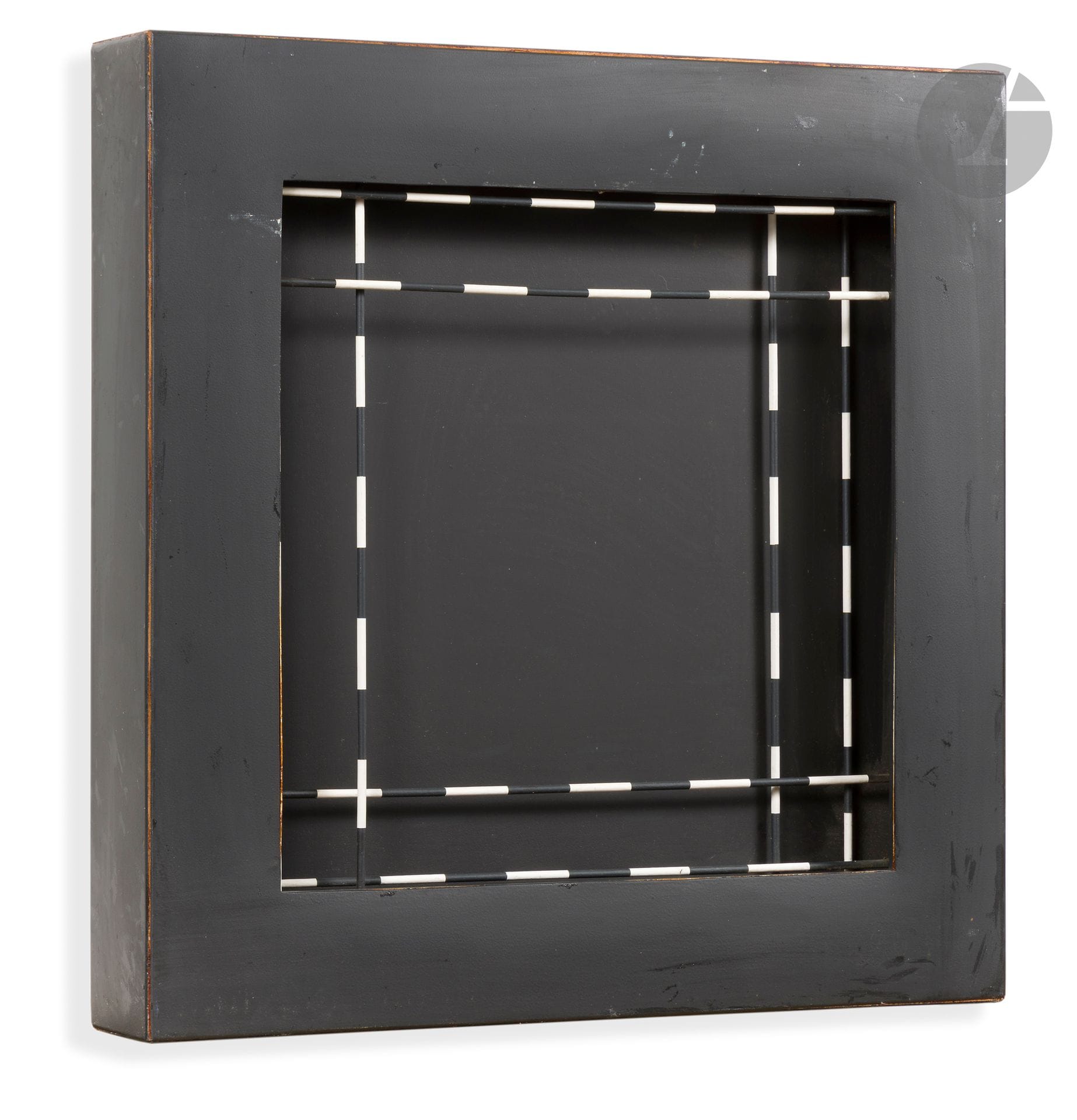 Dario PEREZ-FLORES [Venezuelan] (1936-2022)
Mobile Trame black and white, 1977
Black-lacquered wooden box and mechanism controlling the white and black-lacquered interior rods.
Signed and dated on the back.
(Damage).
70 x 70 x 8 cm

Provenance :
Private collection, Paris. Acquired directly from the artist.