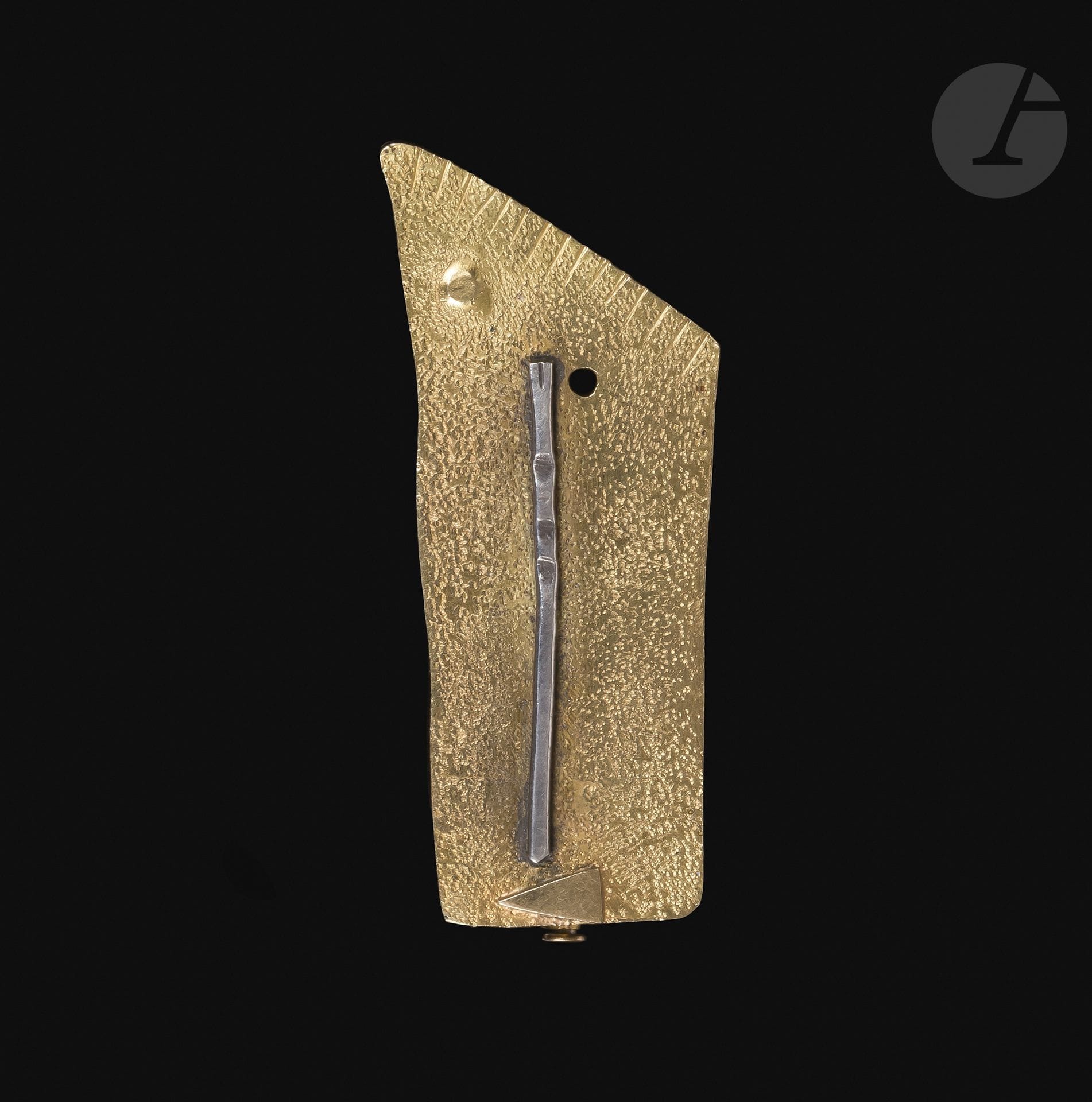 Asger JORN [Danish] (1914-1973)
Face [1937] 
Brooch in hammered and chased 750°/°° gold and 900°/°° silver.
Guarantee and goldsmith's hallmarks "A*C".
5.5 x 2 cm
Weight: 9.1 grams

Provenance : 
Private collection, Paris 6e.