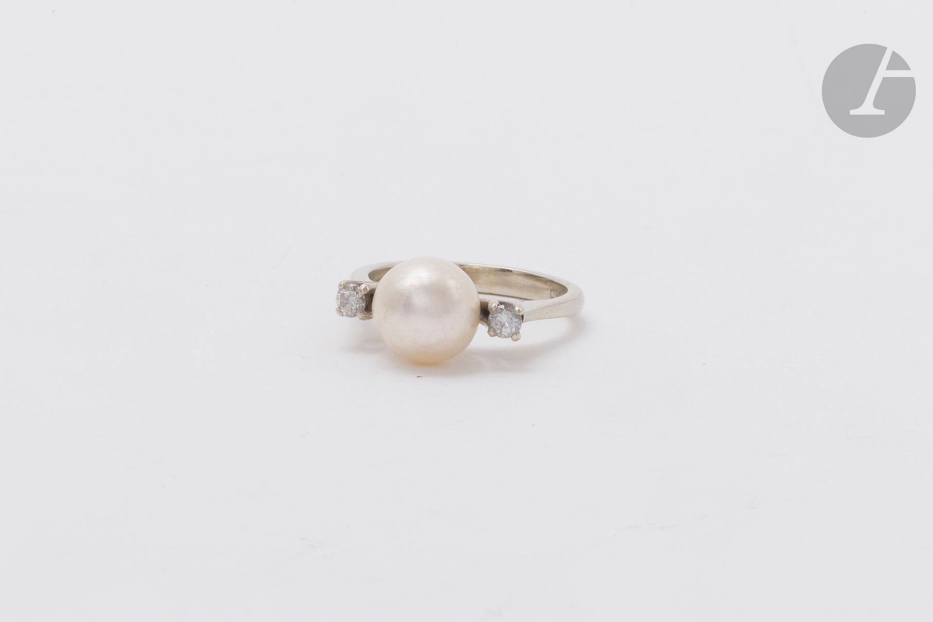 Ring in 18K (750) white gold, set with a cultured pearl and brilliant-cut diamonds. Finger size: 52. Gross weight: 4.3 g