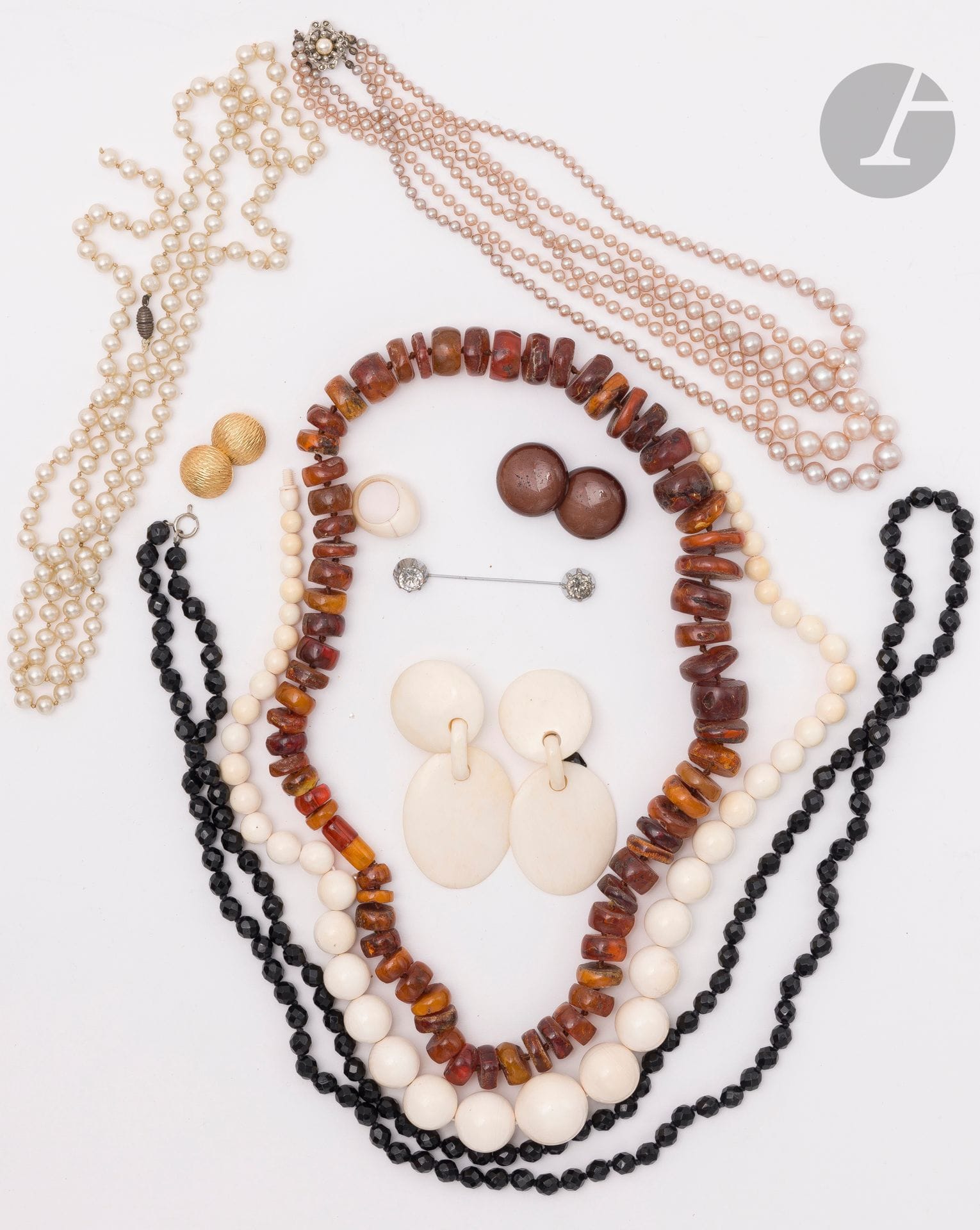 Lot de bijoux fantaisie comprenant : des colliers, des clips d'oreilles, une épingle de jabot, deux bagues, une broche et des éléments de bijoux (système oreilles non percées ; en l'état)