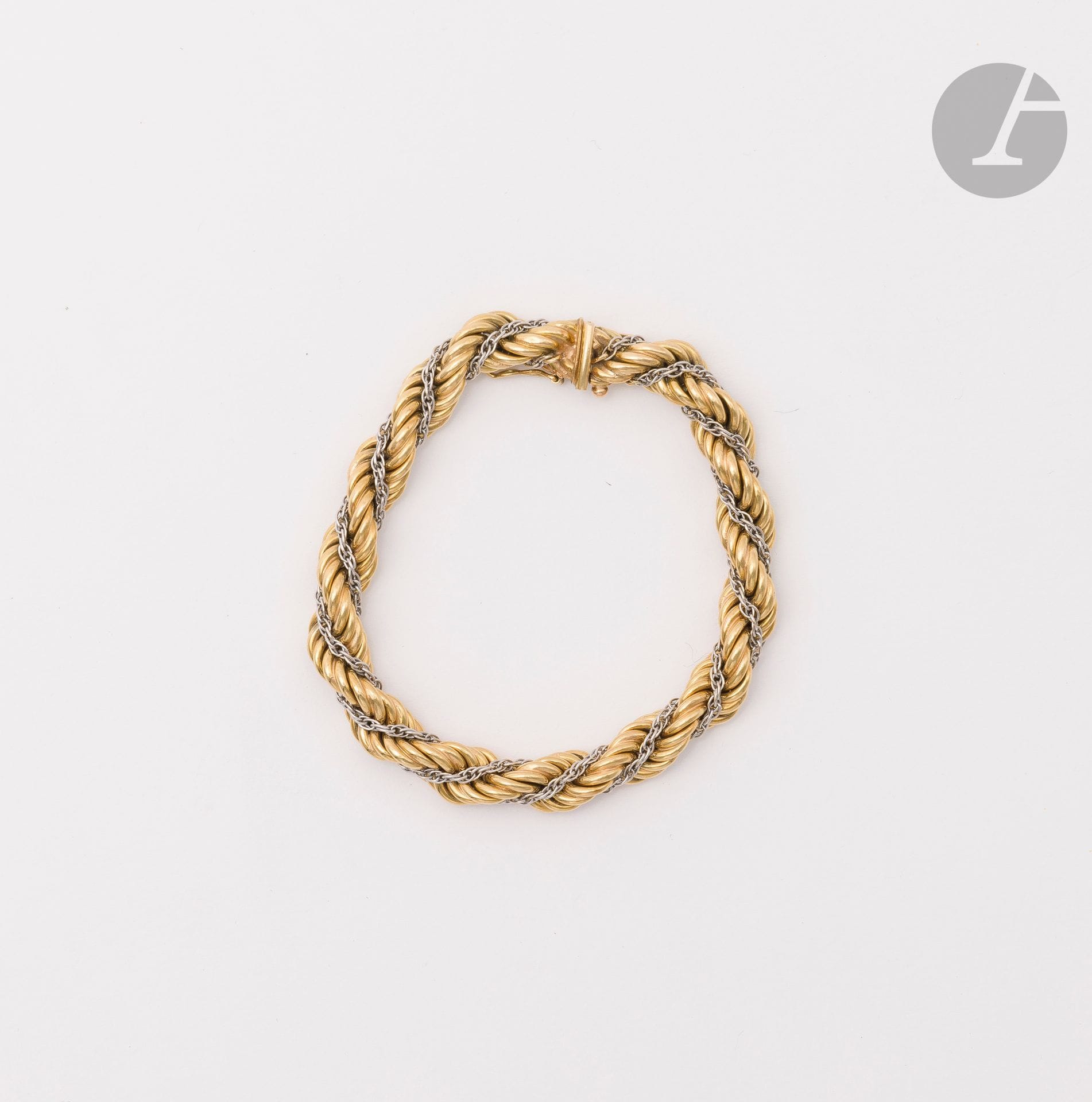 Bracelet torsadé en deux tons d'or 18K (750). Longueur : 18,5 cm environ. Poids : 20,1 g