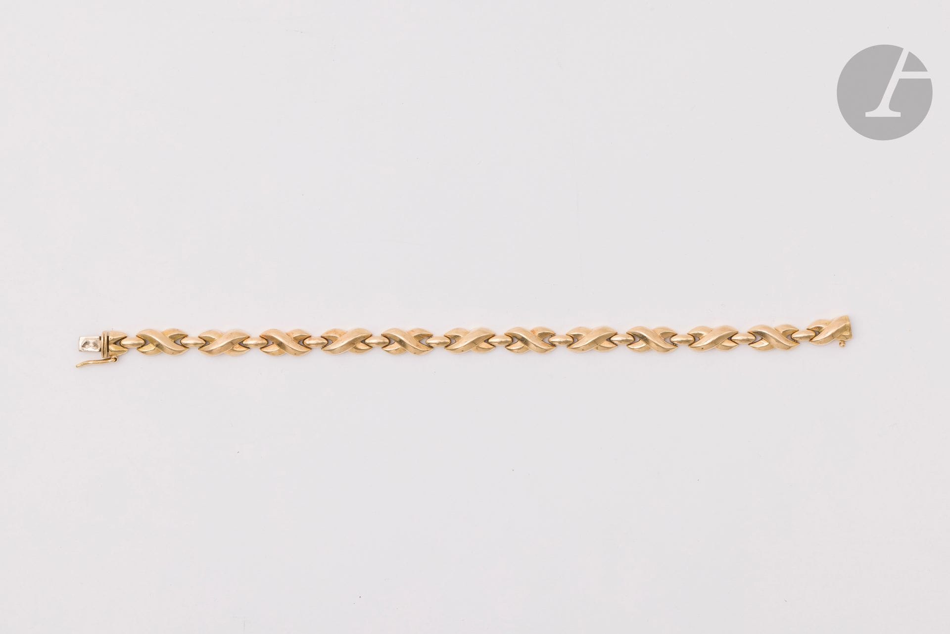 GUY DE PUYRAIMOND
Bracelet articulé en or 18K (750), maillons croisés. Partiellement signé. Travail français. Longueur : 16,3 cm environ. Poids : 26,9 g
