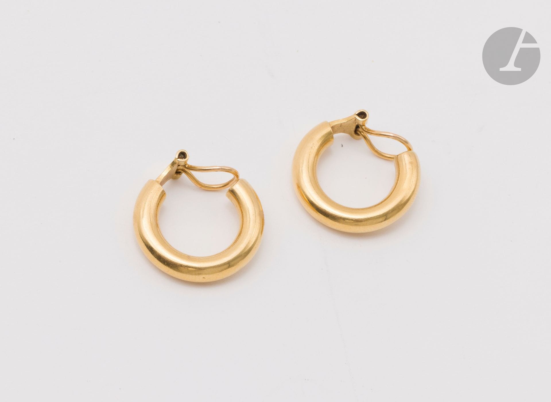 Paire de petites créoles en or 18K (750). Travail français. Diamètre : 2 cm environ. Poids : 4,6 g (or creux ; système oreilles non percées)