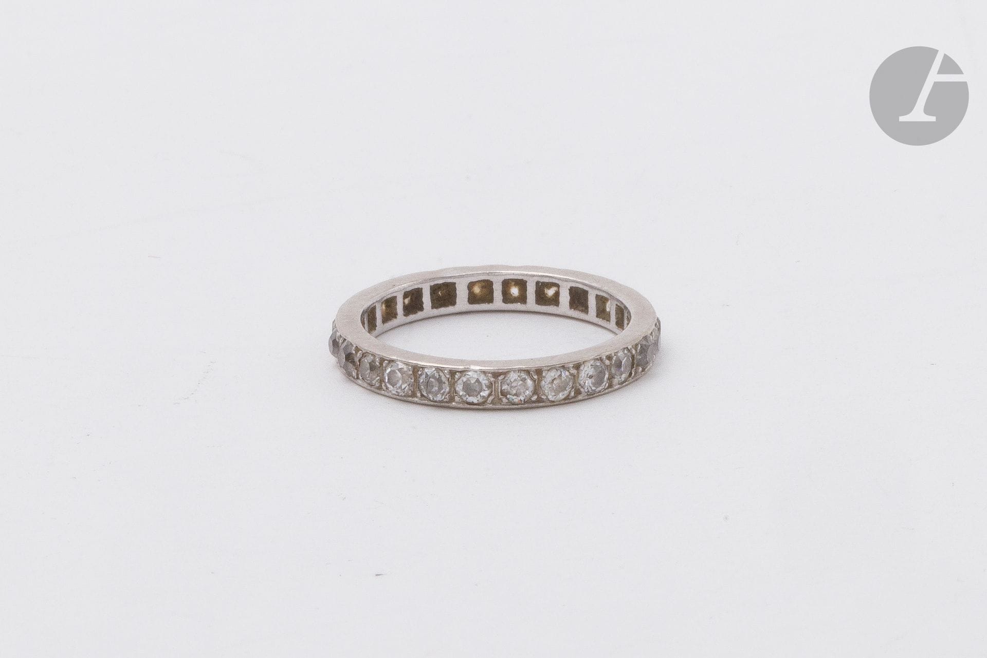 Alliance en or gris 18K (750), entièrement sertie de diamants ronds de taille ancienne. Travail français. Tour de doigt : 52. Poids brut : 2,6 g (égrisures, chocs, enfoncements)