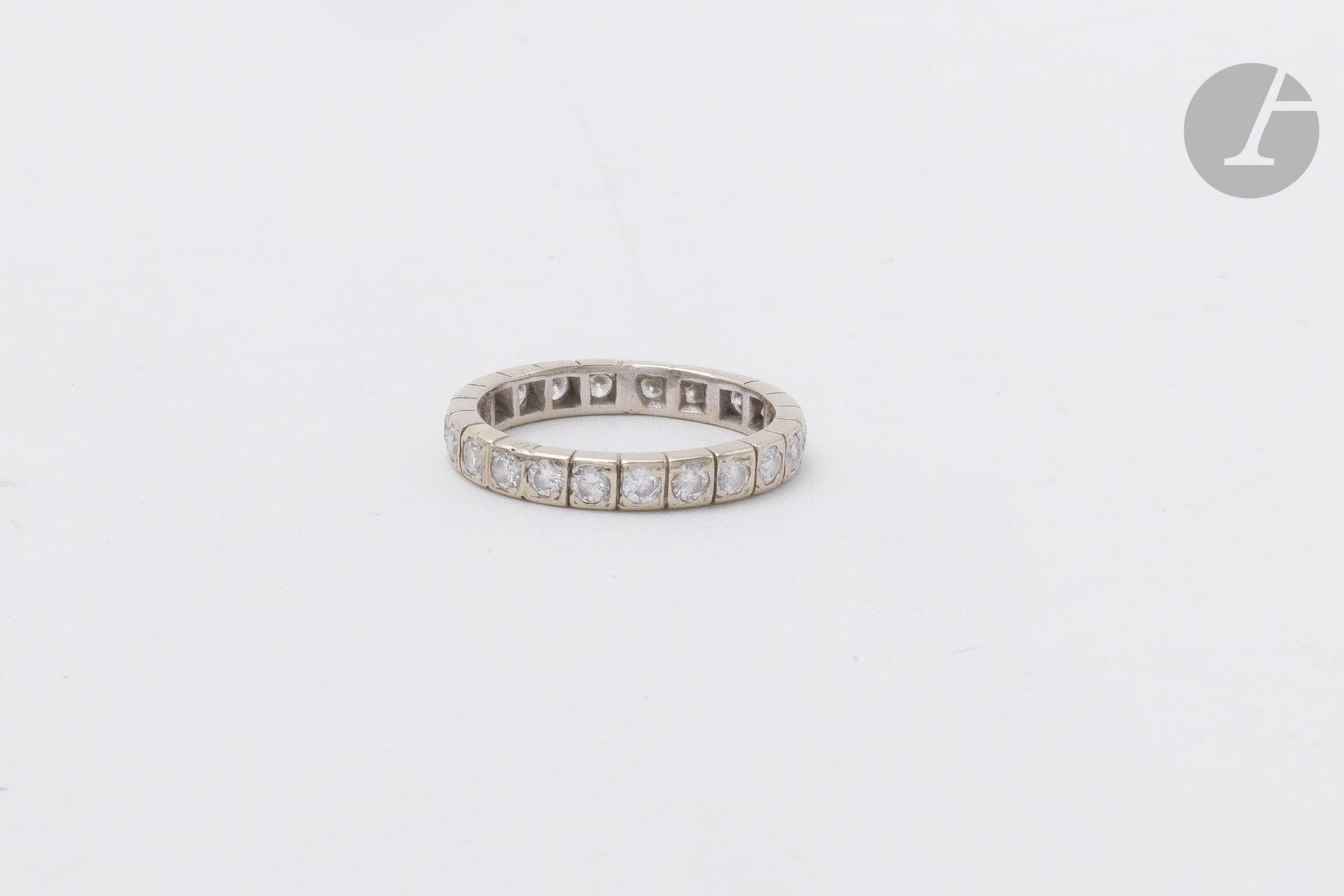 Alliance en or gris 18K (750), entièrement sertie de diamants ronds de taille brillant. Tour de doigt : 53. Poids brut : 3 g