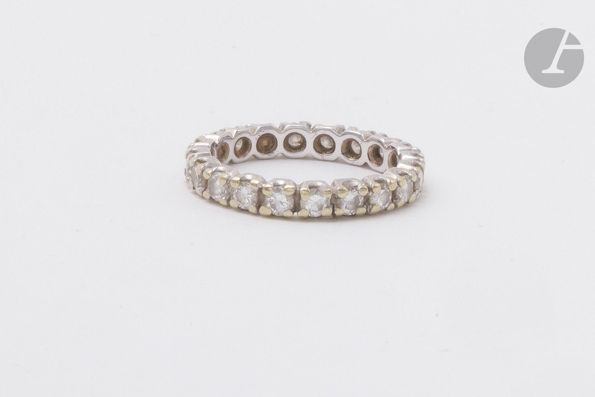 Wedding band in 18K (750) gold, entirely set with round brilliant-cut diamonds. Finger size: 55. Gross weight: 3.4 g