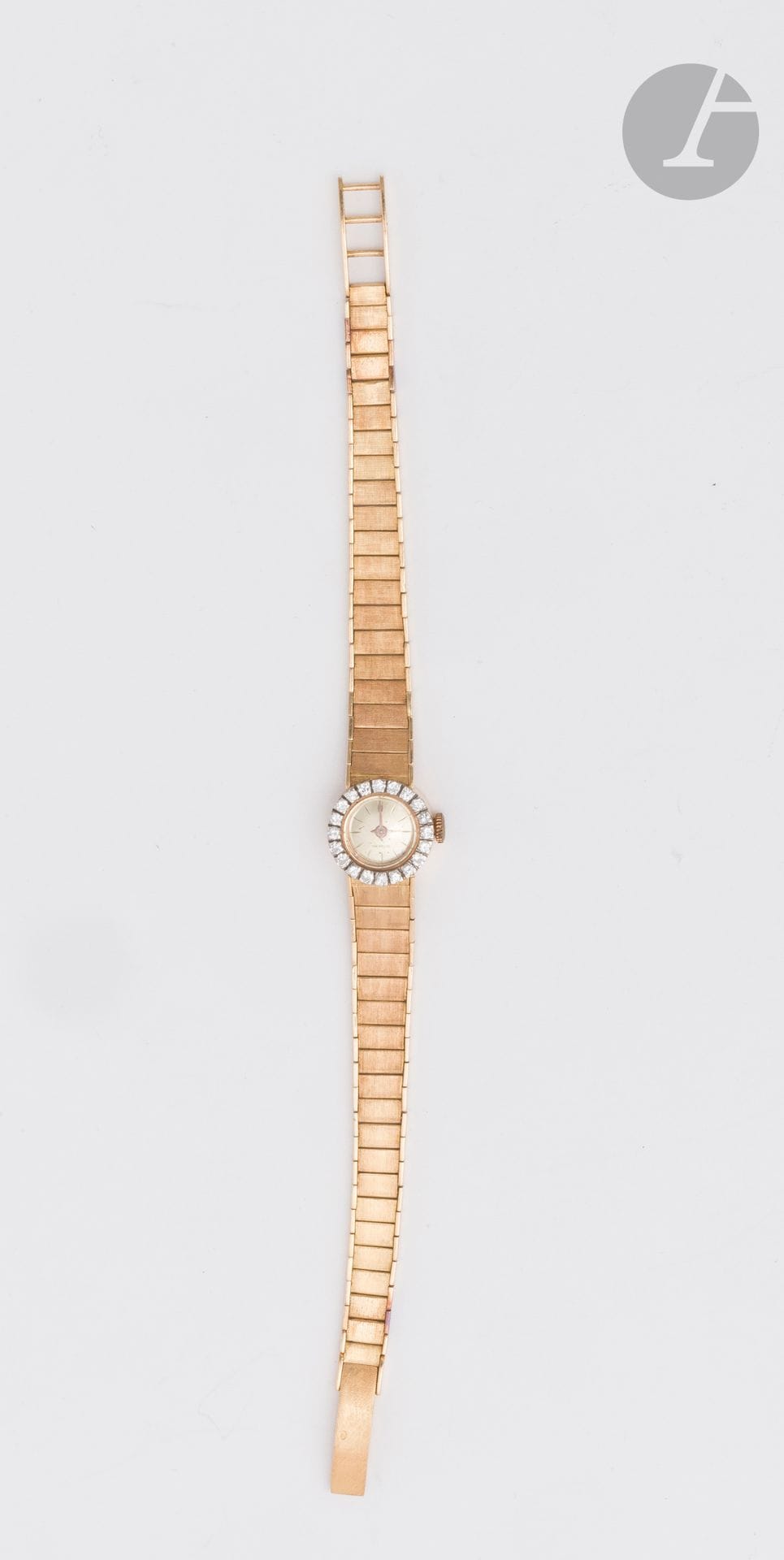 INCABLOC
Montre de dame en or 18K (750), cadran circulaire serti de diamants ronds de taille brillant, index bâtons, mouvement mécanique à remontage manuel, bracelet articulé de maillons rectangulaires en or satiné 18K. Le cadran signé. Travail français des années 1950. Longueur : 17,5 cm environ. Poids brut : 33,5 g (oxydations, fonctionnement non garanti, remontoir métal)