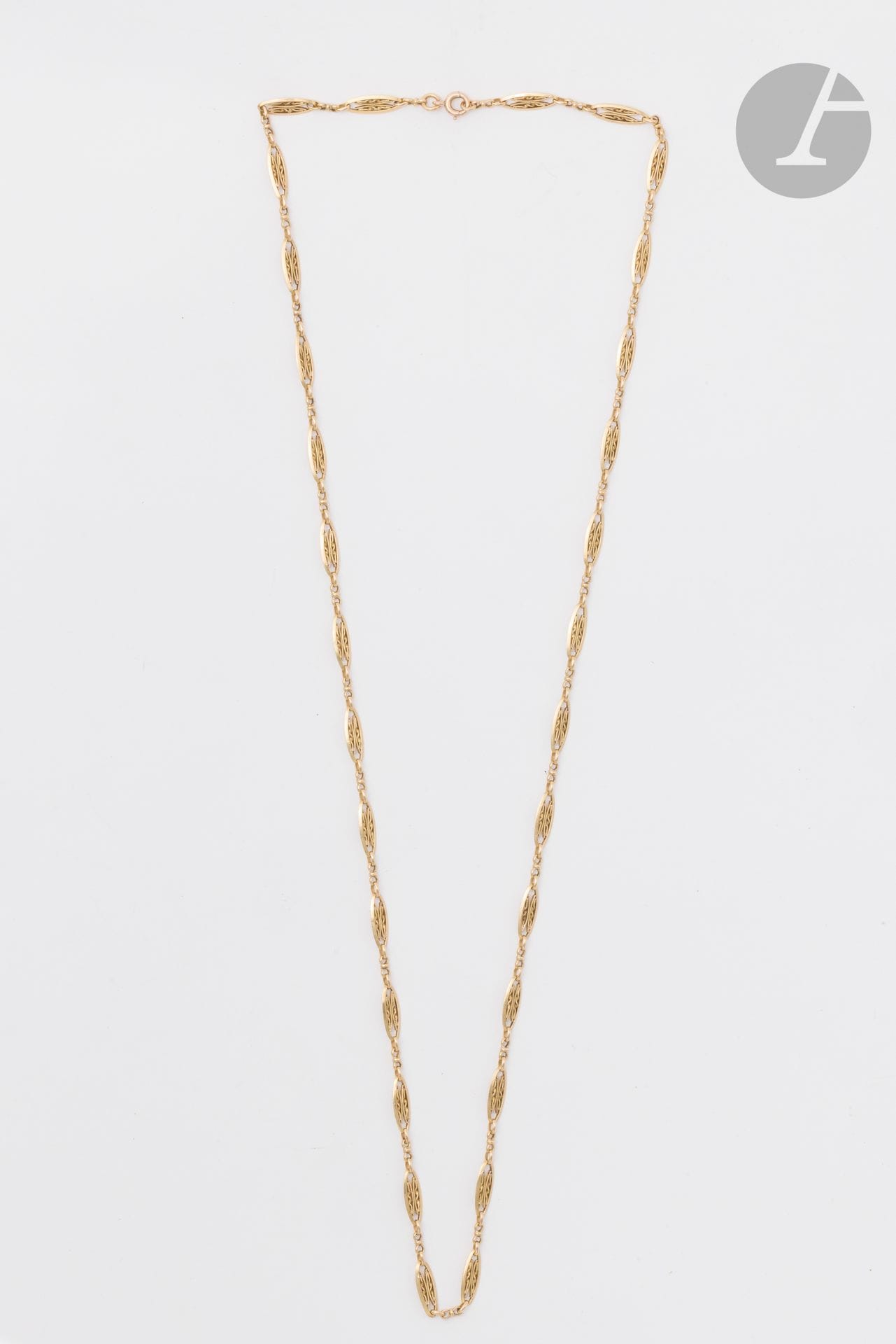 Collier en or 18K (750), articulé de maillons ovales filigranés. Travail de la fin du XIXe siècle. Longueur : 76 cm environ. Poids : 25,4 g