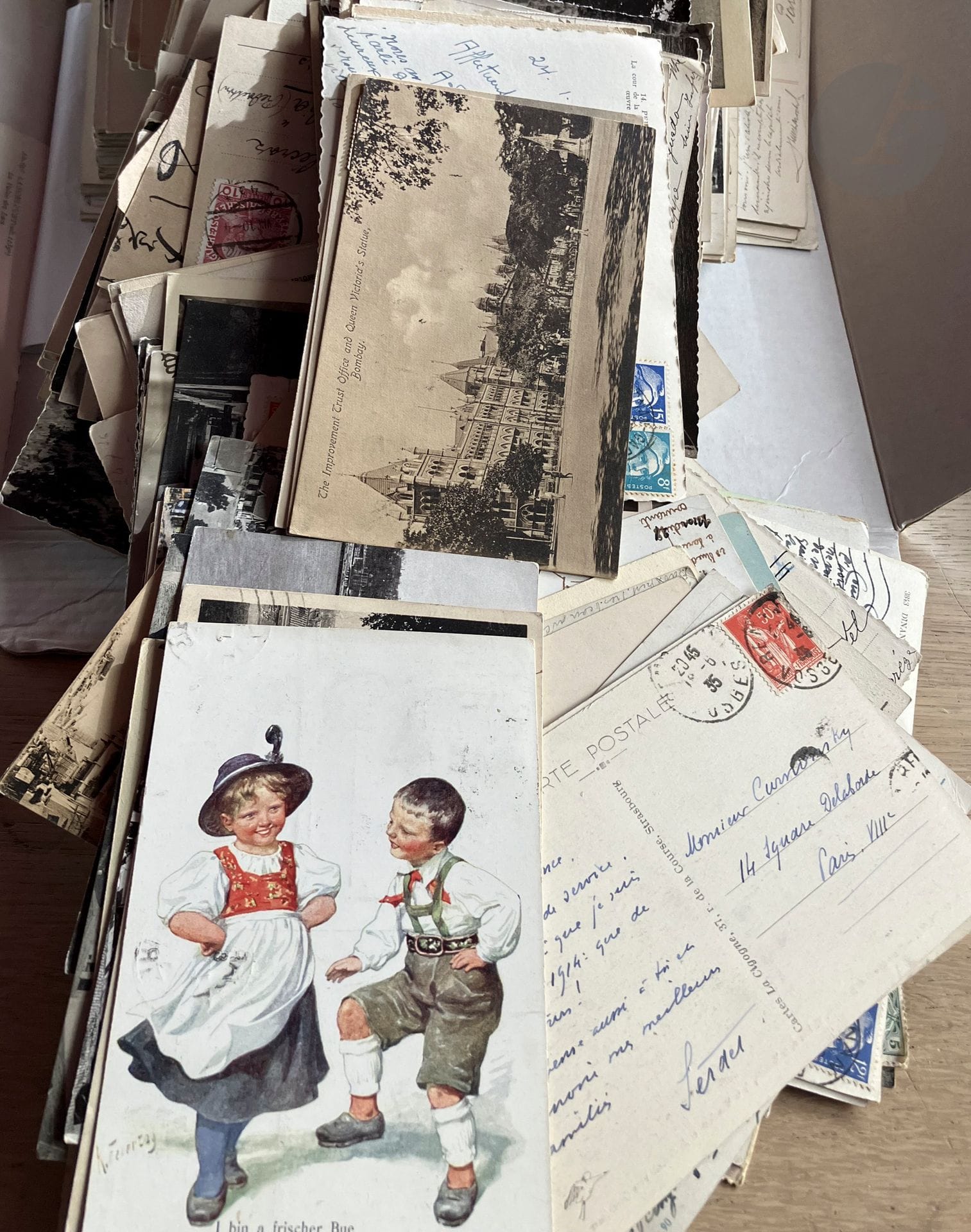 [Maurice Edmond Sailland dit CURNONSKY]. Around 500 postcards.
Curnonsky was a passionate collector of postcards. This important collection is made up of cards received by him, cards given to him by friends and relatives (V.L. Bienstock, Mme Delécraz, Charles Muller, Marcel Sérano, etc.), blank cards he collected during his excursions, advertising cards (Au Bon Marché, Guérin-Boutron chocolate....), etc.
France, Europe, India, Cuba, America, Madagascar, China, etc.; whimsical or satirical subjects; exotic beauties...
Signatories include Maurice Asselin, Paul Barlet, René Blum, F. de Caigny, Carlos de Castéra, Gaston Chérau, Pierre Lenoir, Harry Mass, Jean Renoir, André Rivoire, E. Sarradin, Robert West, Dr Yersin, etc.