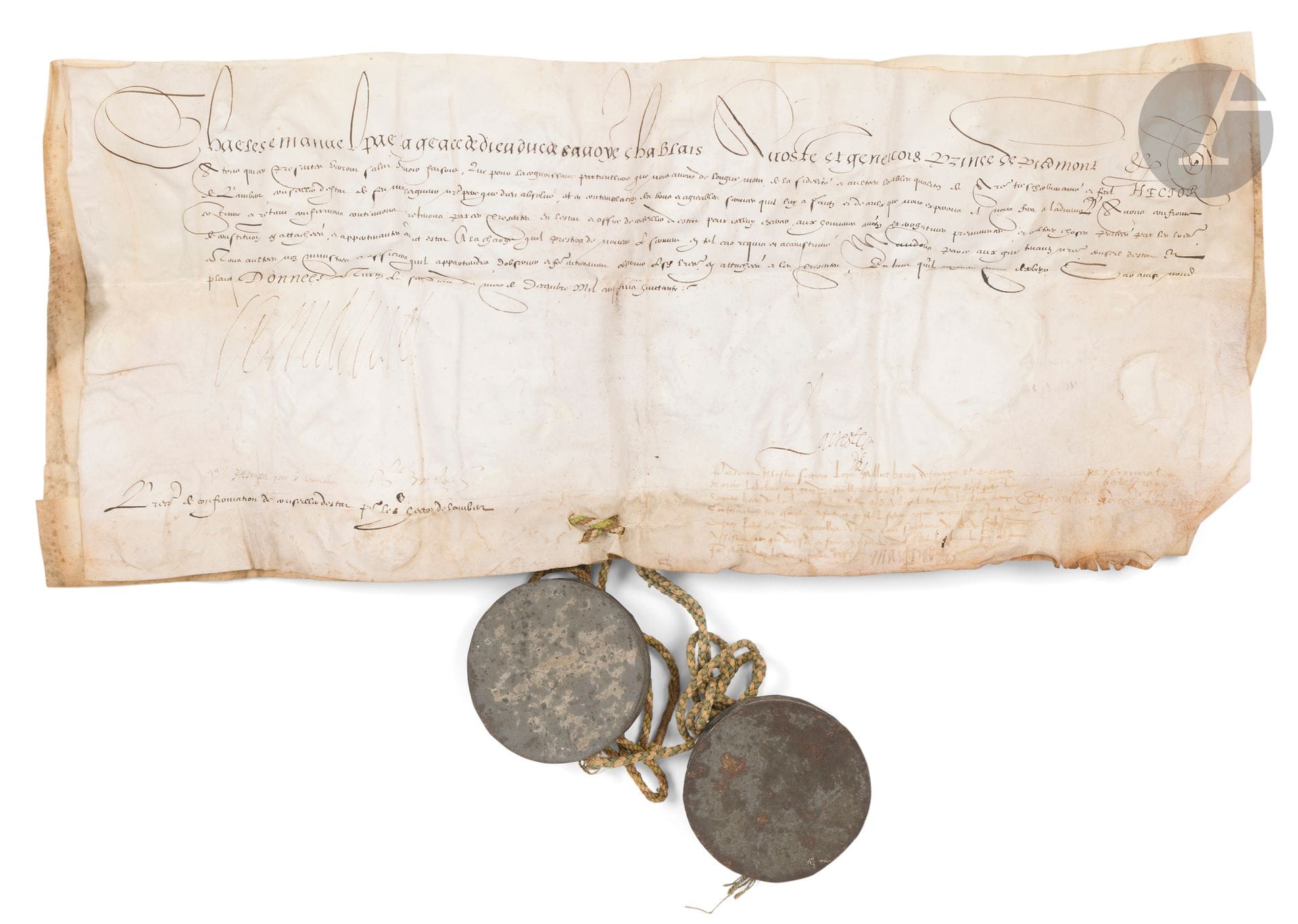 SAVOIE. 4 P.S. par les ducs de Savoie, 1563-1580; 2 liasses de 2 et 5 parchemins in-plano ou oblong in-fol., chacune avec 2 sceaux pendants sur cordelettes dans leur boîtier métallique.
Emmanuel-Philibert (1528-1580). P.S., Chambéry, 1er mars 1563. Lettres de don de 2000 écus à prendre sur la cense accordés à Hector de Lambert. – Charles-Emmanuel Ier (1562-1630). P.S., Turin, 6 décembre 1580, confirmant ces lettres. Les deux liassées avec 3 autres parchemins. 
Emmanuel-Philibert. P.S., Turin 25 décembre 1574. Patentes de conseiller d’État en faveur d’Hector de Lambert. – Charles-Emmanuel Ier. P.S., Turin 2 décembre 1580, confirmant ces patentes. Les deux liassées ensemble. 

On joint une P.S. par Charles-Emmanuel Ier, Valentin 31 août 1649 (avec sceau sous papier à ses armes), patentes de conseiller et trésorier pour Louis Morand; une L.S. par Chrestienne, Turin 1er octobre 1660, au comte de Beaumont; plus 8 chartes ou documents (la plupart sur parchemin, une déchirée incomplète) : acte de mariage (1378); confirmation par la duchesse Yolande d’un achat fait par Antoine Lamberti, Doyen de Savoie (1475); lettres patentes d’Henri II au sujet du rapt de la nièce de Loys de Challes (1550); lettres de Charles-Emmanuel contre le S. de Lornay (1624), et de Chrestienne (1641); copie de lettre de Charles-Emmanuel III à la Chambre des Comptes (1663); actes divers, etc.