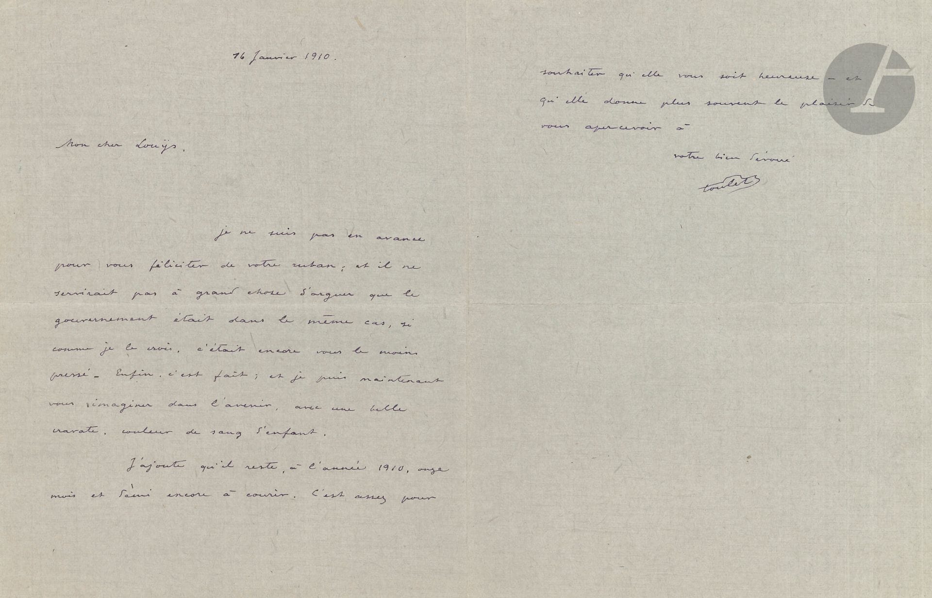 Paul-Jean TOULET. L.A.S., 16 janvier 1910, à Pierre Louÿs; 1page et quart in-12.
«Je ne suis pas en avance pour vous féliciter de votre ruban, et il ne me servirait pas à grand chose d’arguer que le gouvernement était dans le même cas, si, comme je le crois, c’est encore vous le moins pressé. Enfin, c’est fait; et je puis maintenant vous imaginer dans l’avenir avec une belle cravate, couleur de sang d’enfant. J’ajoute qu’il reste, à l’année 1910, onze mois et demi encore à courir. C’est assez pour souhaiter qu’elle vous soit heureuse»…